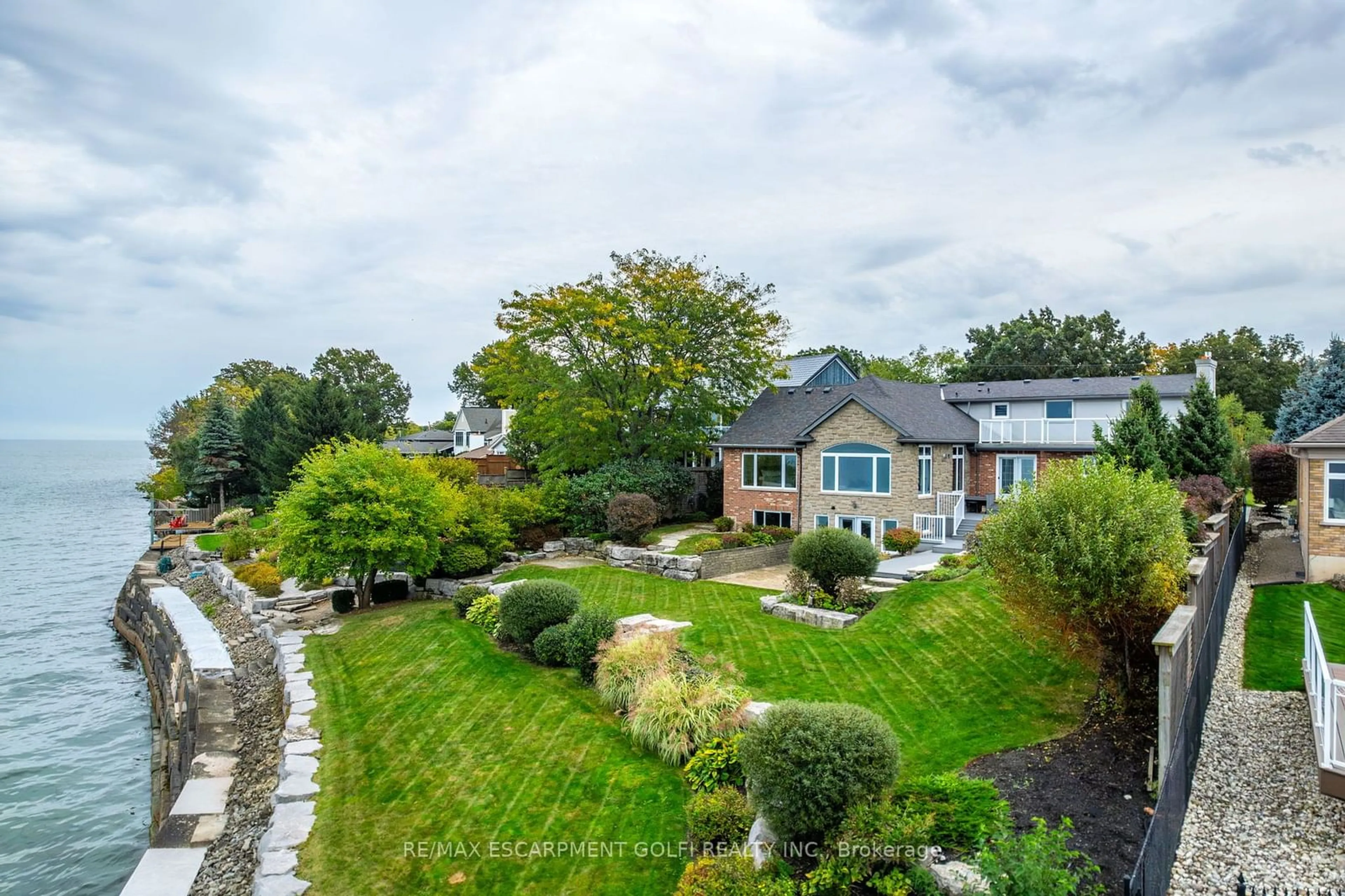 A pic from outside/outdoor area/front of a property/back of a property/a pic from drone, water/lake/river/ocean view for 144 Lakeside Dr, Grimsby Ontario L3M 2L5