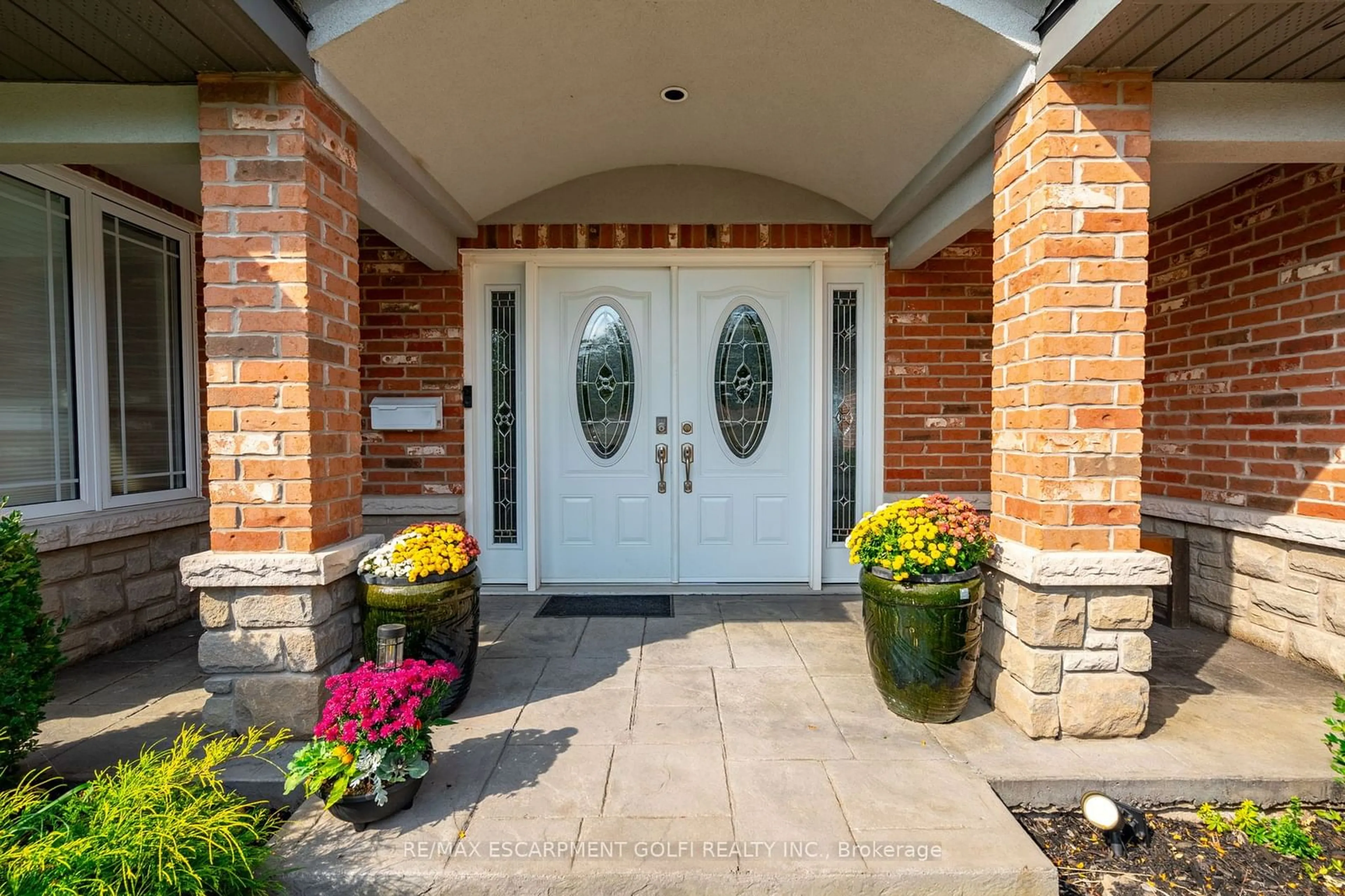 Indoor entryway for 144 Lakeside Dr, Grimsby Ontario L3M 2L5