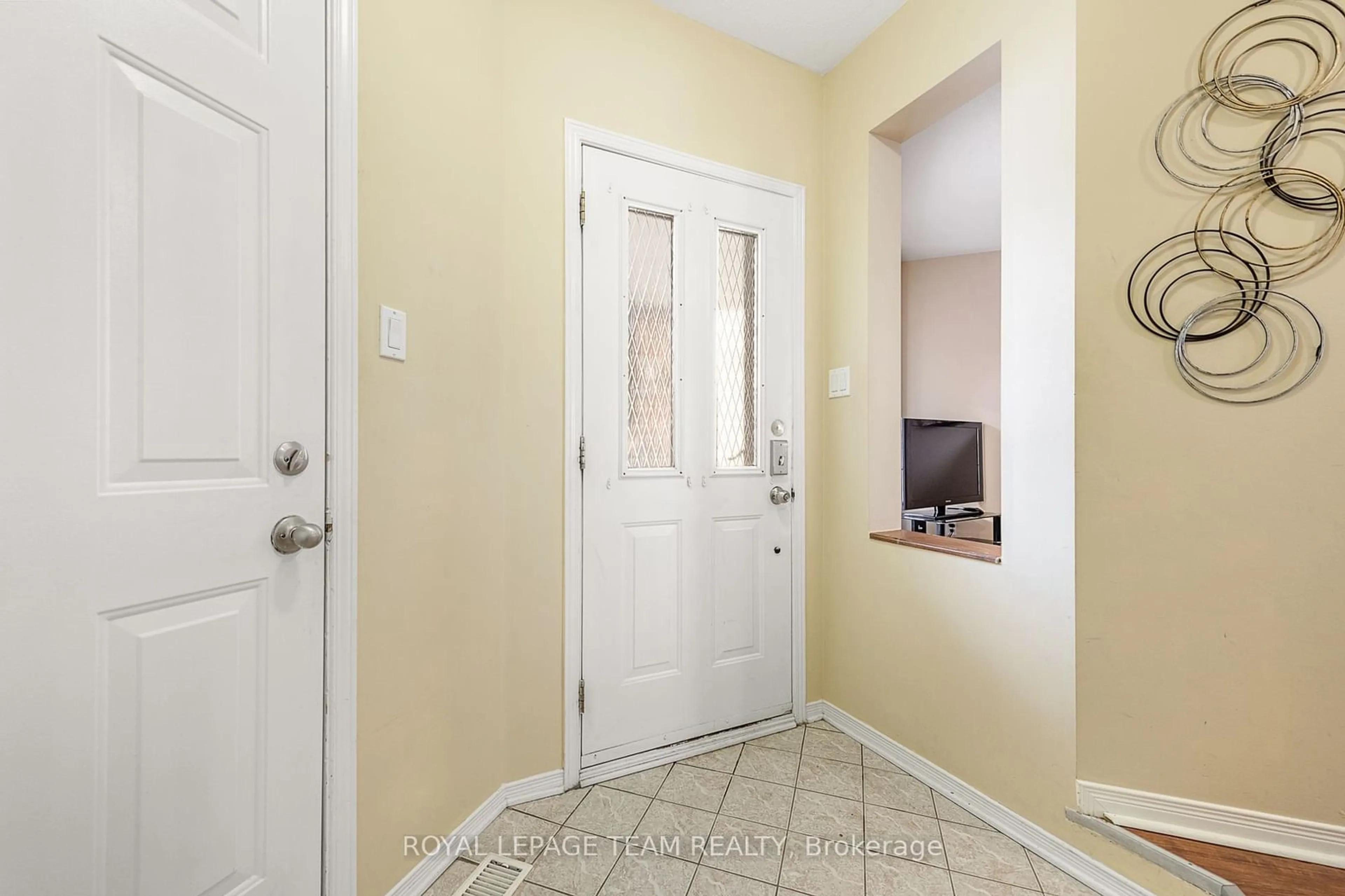 Indoor entryway for 35 Wittingham Dr, Barrhaven Ontario K2G 6H5