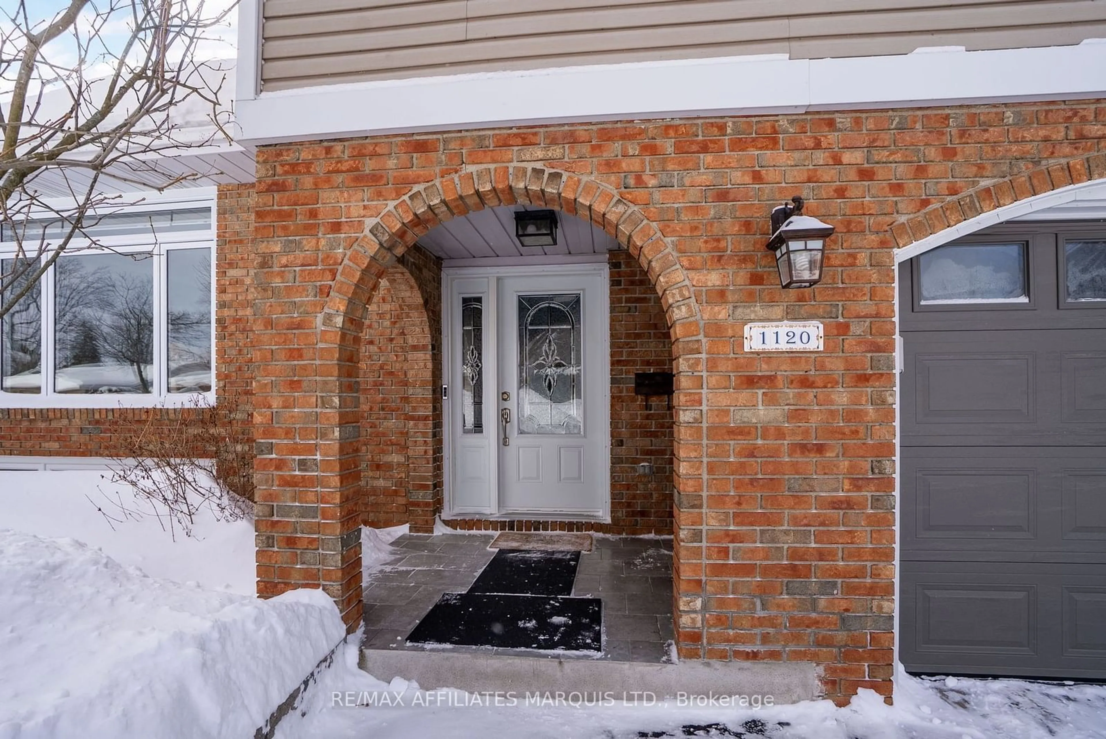 Indoor entryway for 1120 Stokes Dr, Cornwall Ontario K6J 5J5