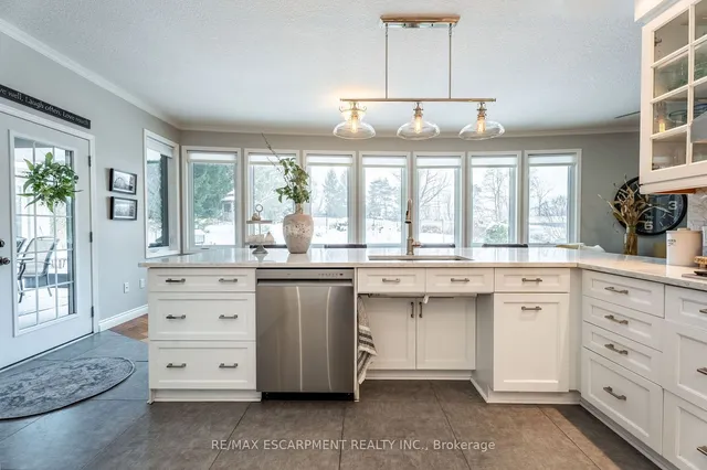 Additional property image - 715 Robson Rd