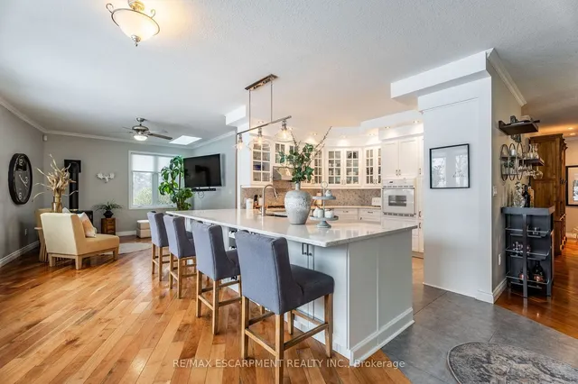 Additional property image - 715 Robson Rd
