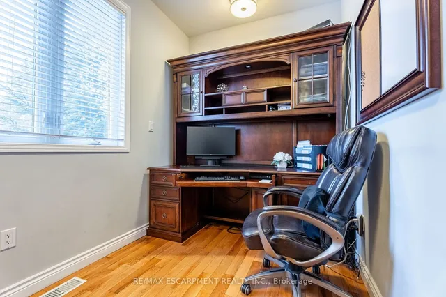 Additional property image - 715 Robson Rd