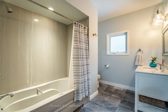 Additional property image - 715 Robson Rd