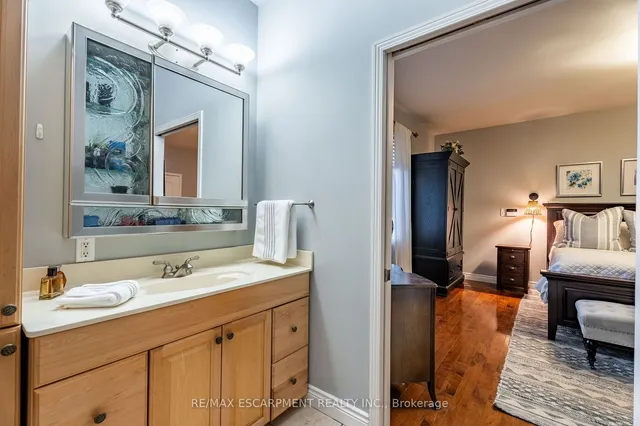 Additional property image - 715 Robson Rd