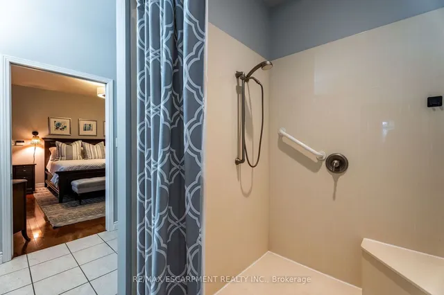 Additional property image - 715 Robson Rd