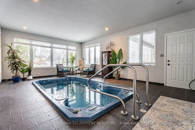 Additional property image - 715 Robson Rd