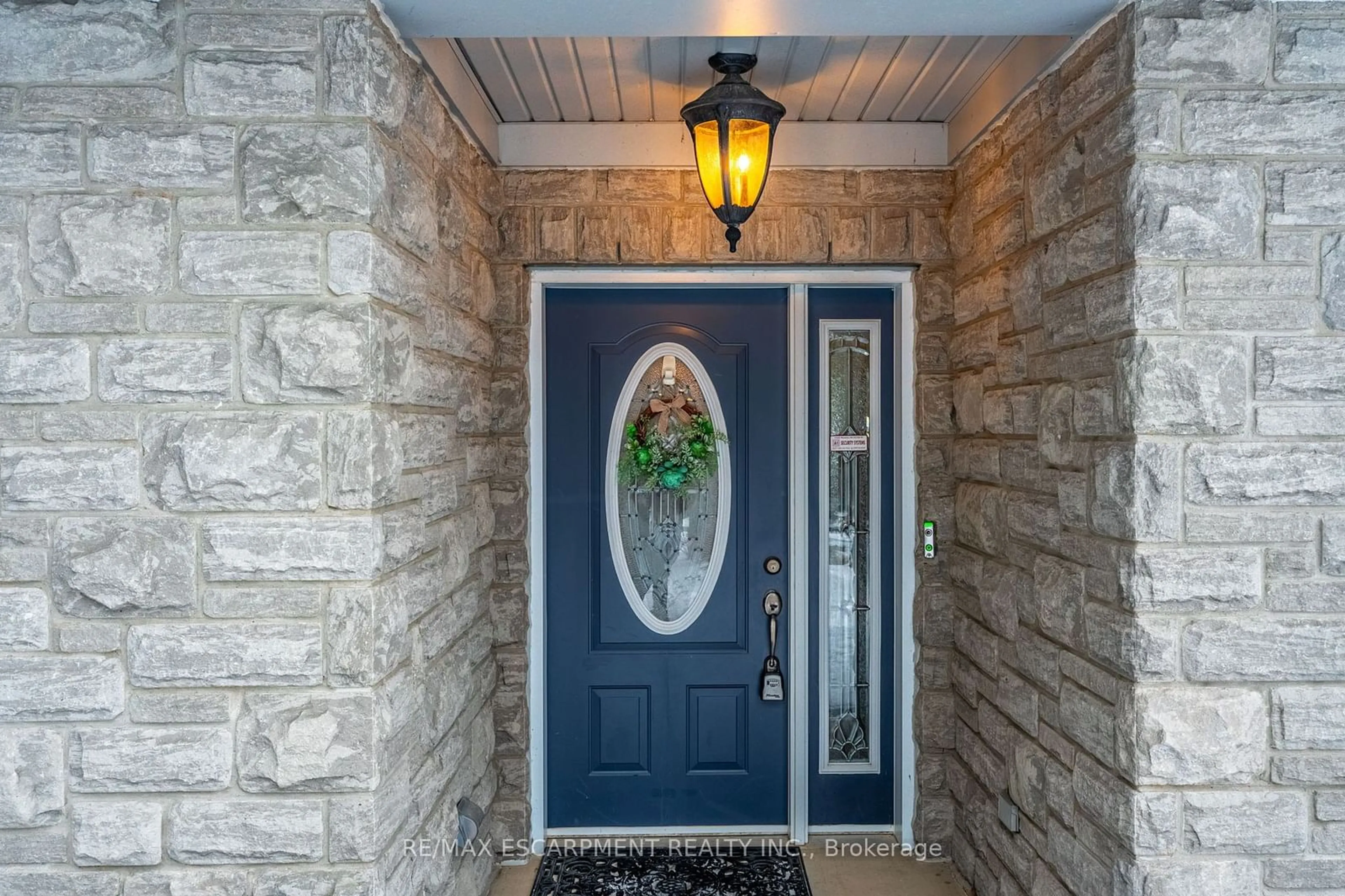 Indoor entryway for 715 Robson Rd, Hamilton Ontario L8B 1H2