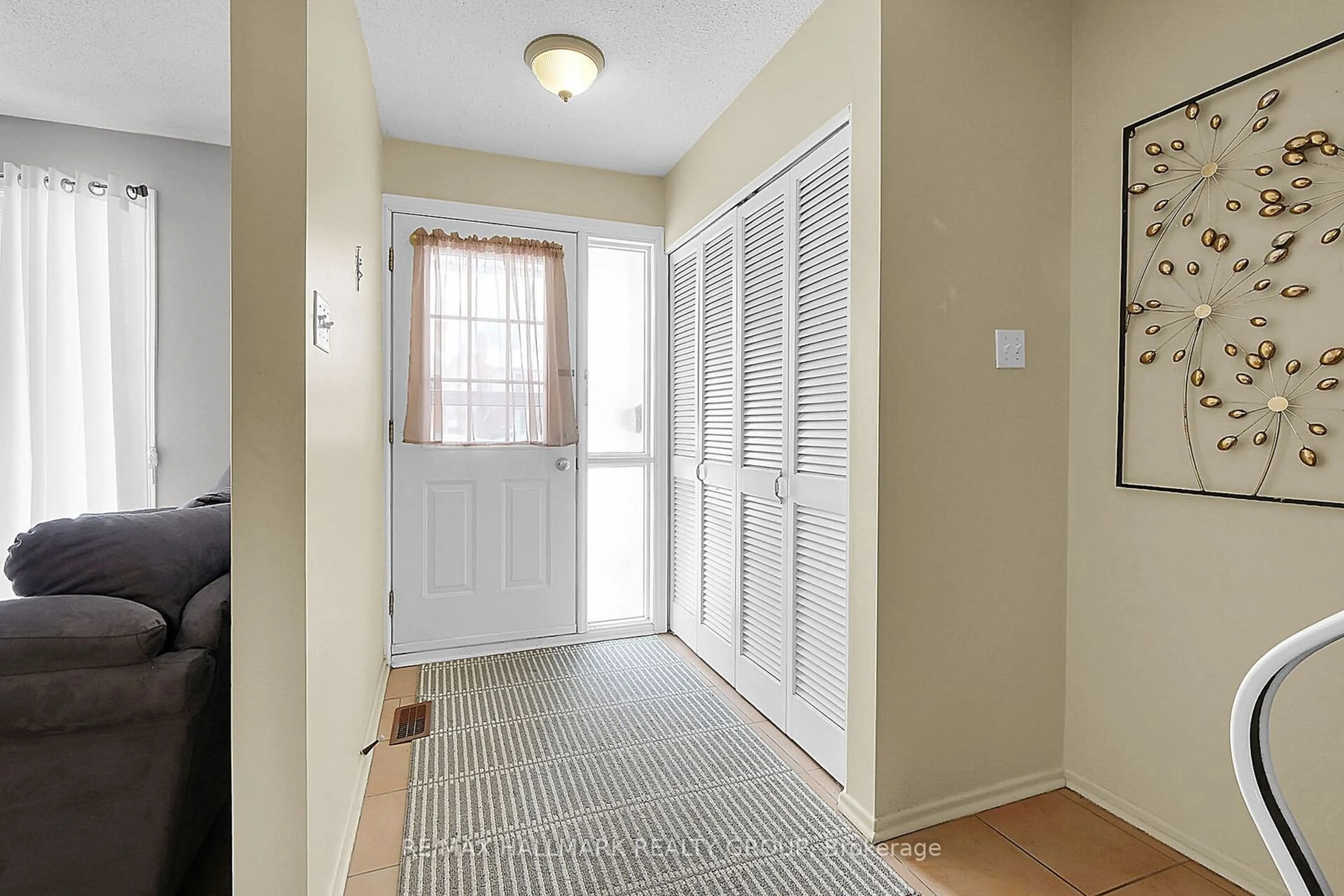 Indoor entryway for 3318 Southgate Rd, Hunt Club - South Keys and Area Ontario K1V 8X3