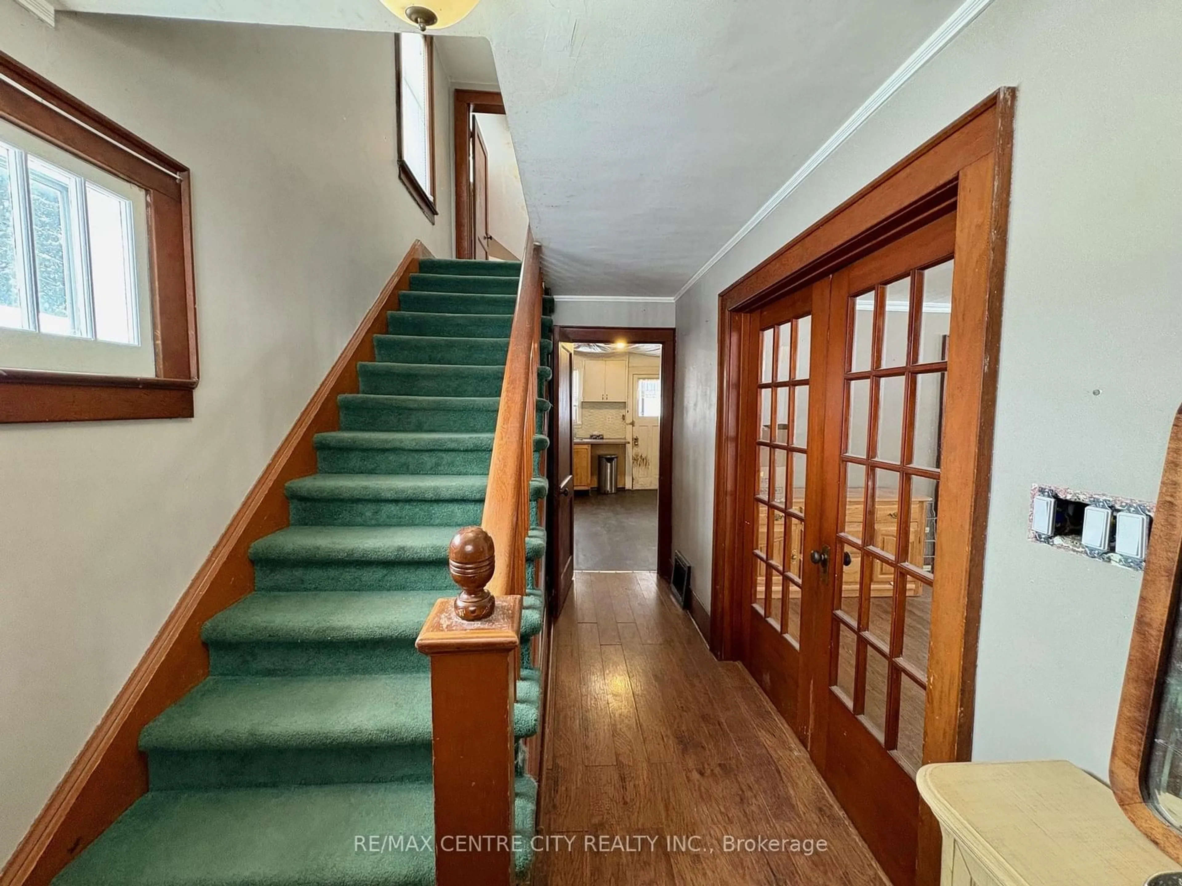 Indoor foyer for 179 JOHN St, Ingersoll Ontario N5C 3G1