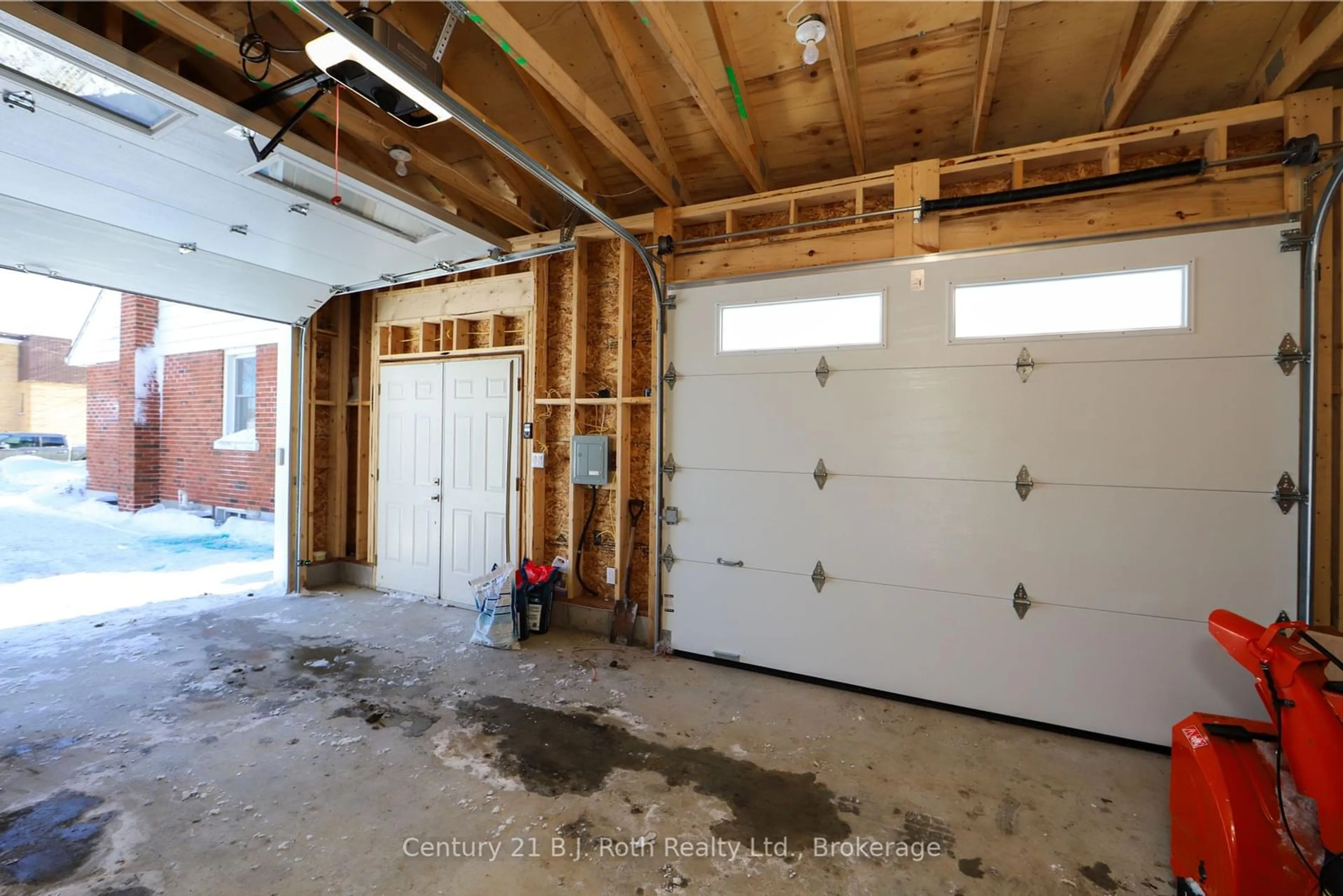 Indoor garage for 983 Clarence St, North Bay Ontario P1B 3W1