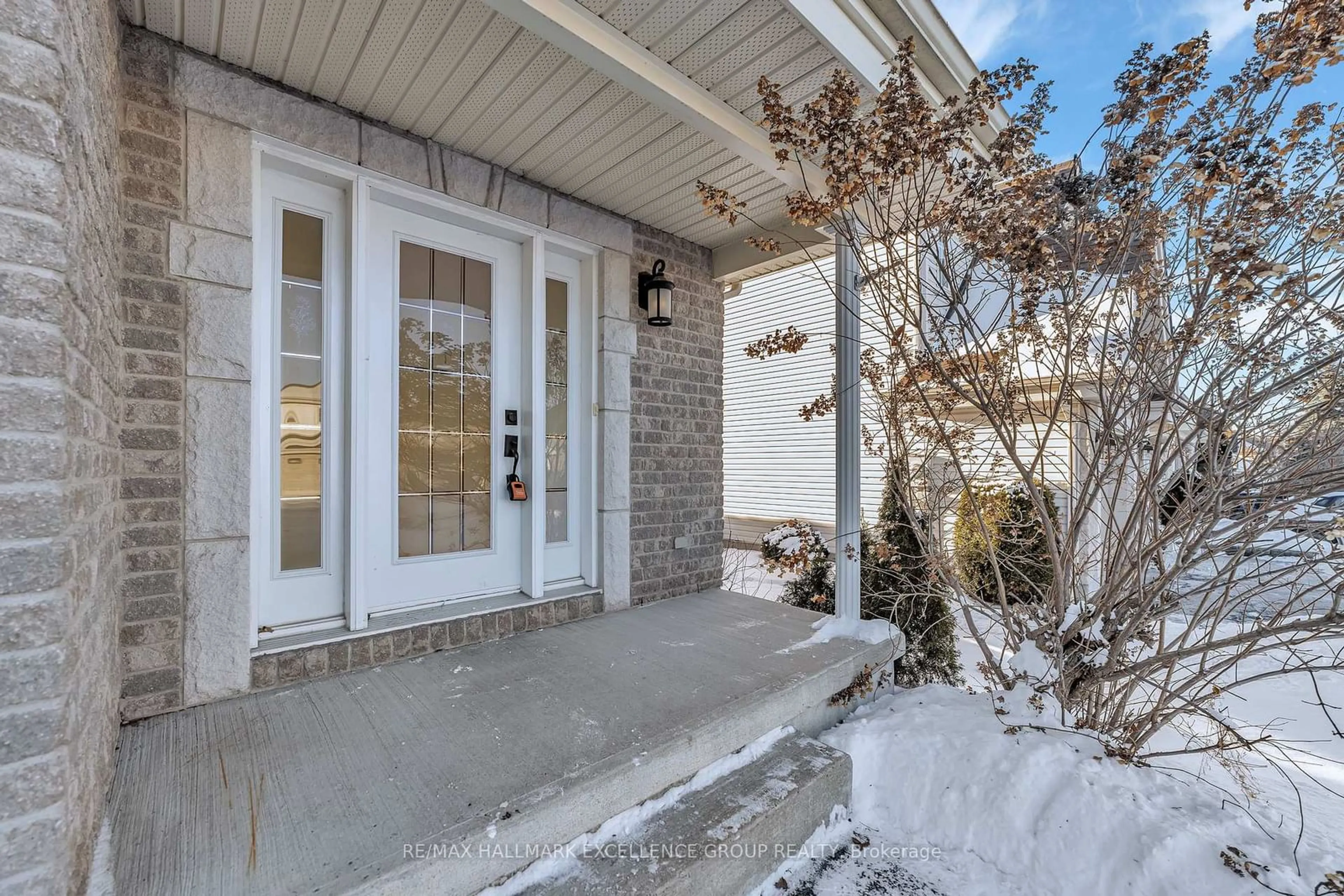 Indoor entryway for 160 Louise St, Clarence-Rockland Ontario K4K 1R8