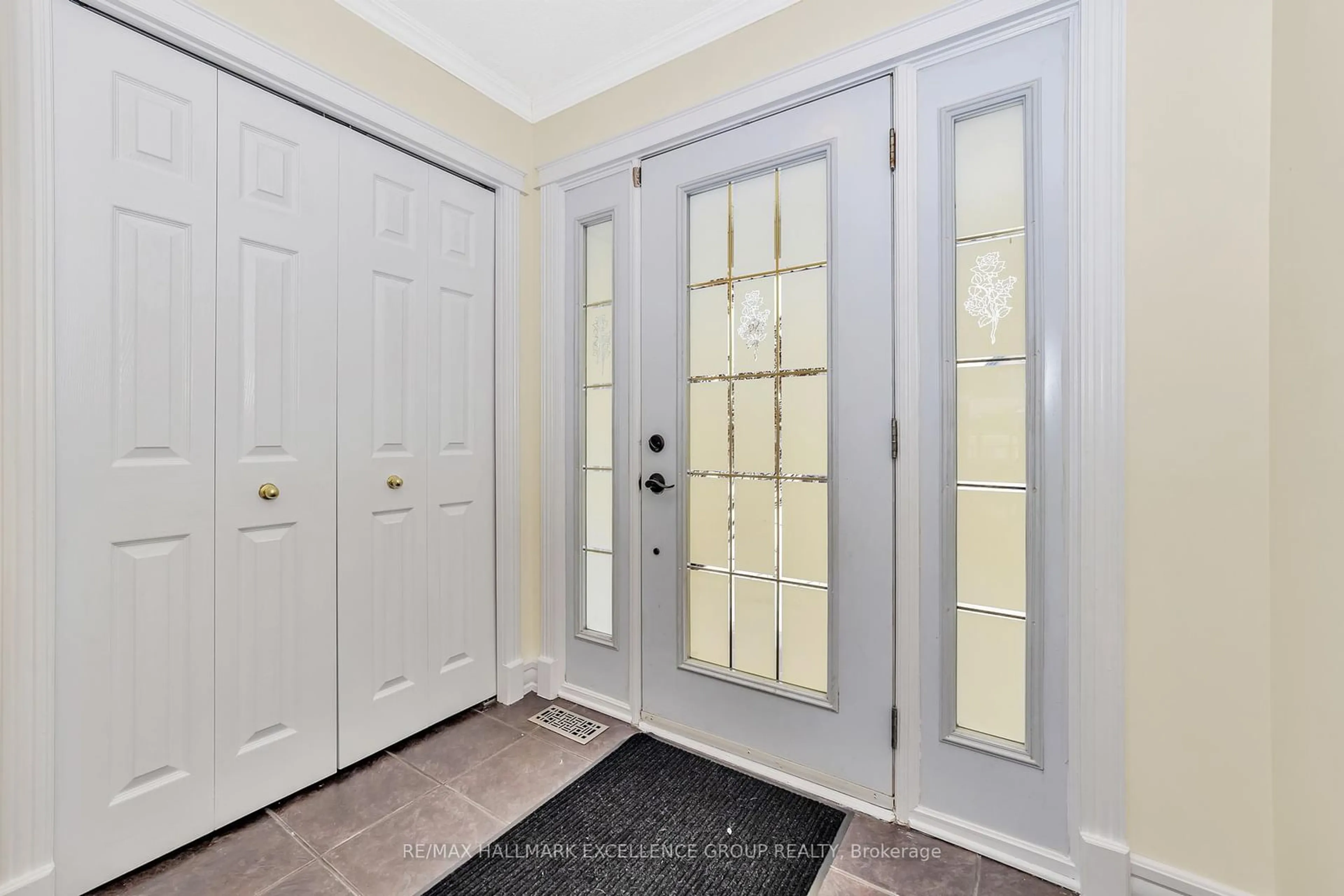 Indoor entryway for 160 Louise St, Clarence-Rockland Ontario K4K 1R8