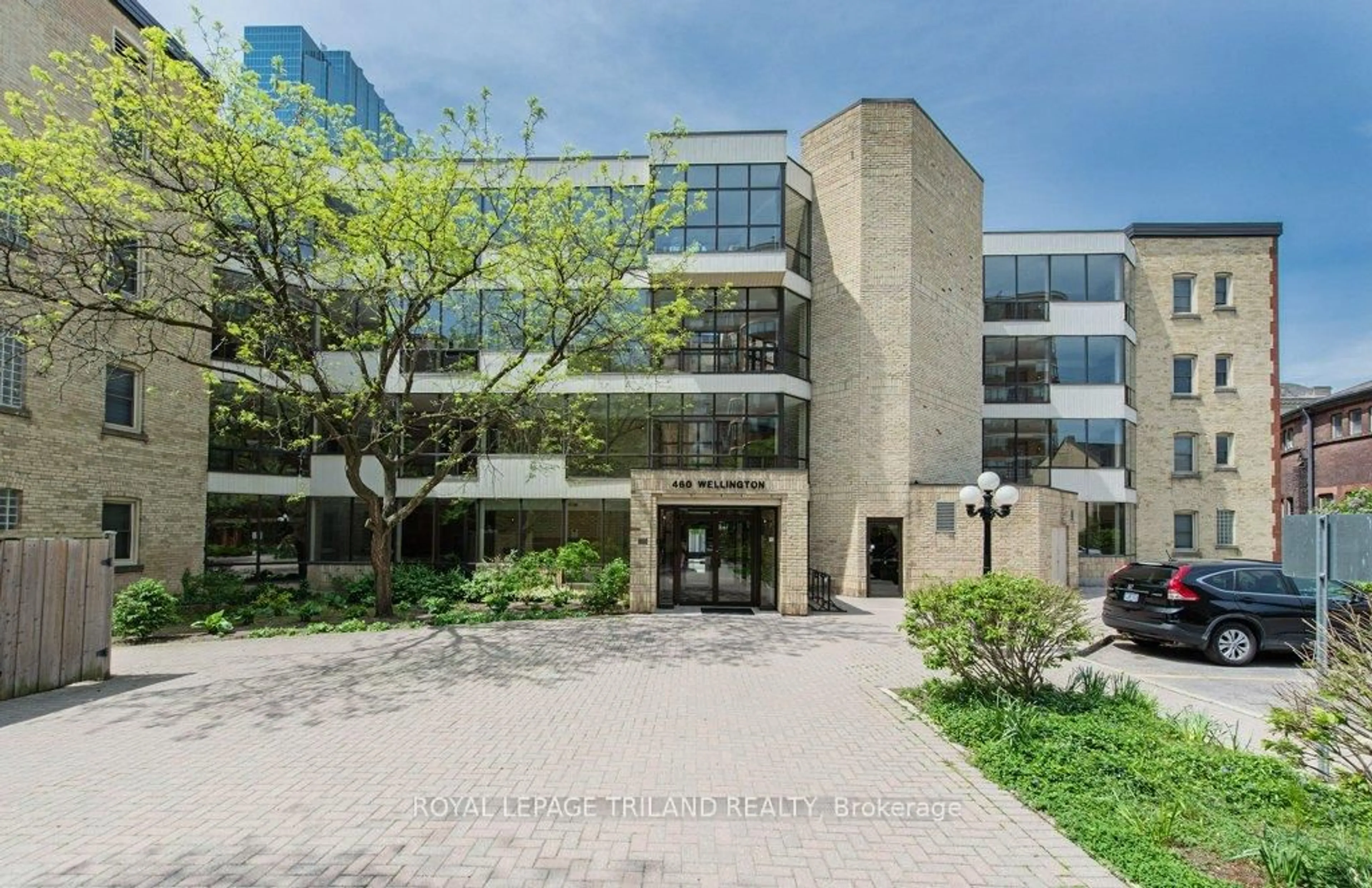 Indoor foyer for 460 Wellington St #307, London Ontario N6A 3P8