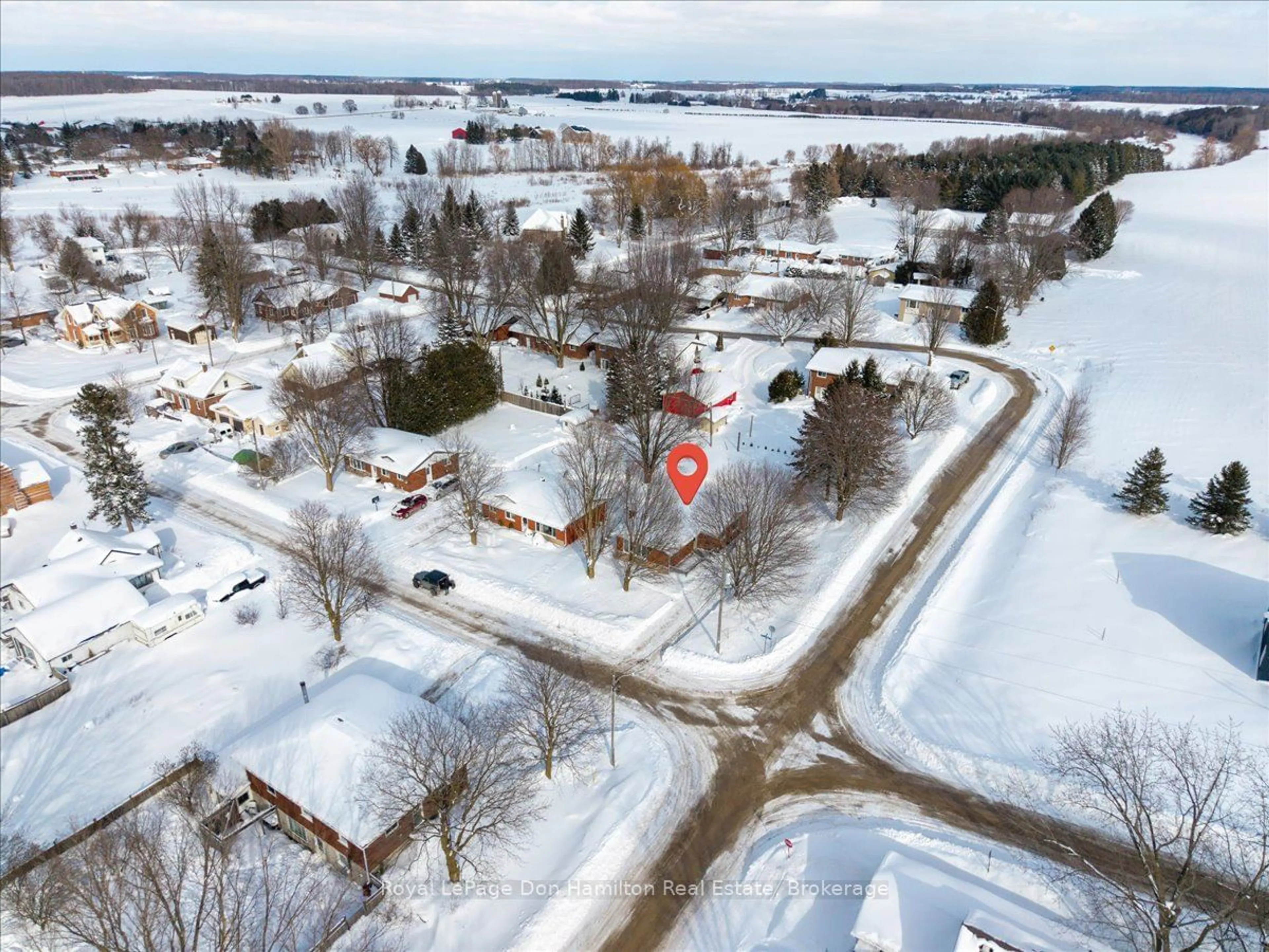 A pic from outside/outdoor area/front of a property/back of a property/a pic from drone, street for 2069 Wellington St, Howick Ontario N0G 1X0