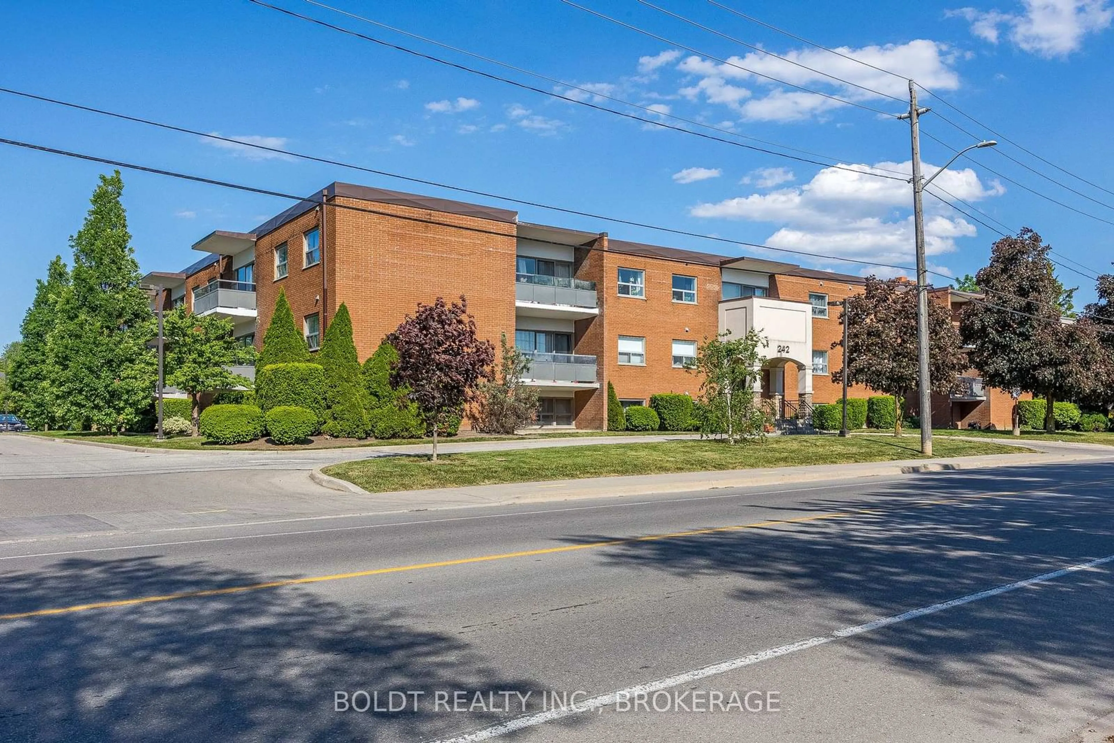 A pic from outside/outdoor area/front of a property/back of a property/a pic from drone, street for 242 OAKDALE Ave #312, St. Catharines Ontario L2P 3K5