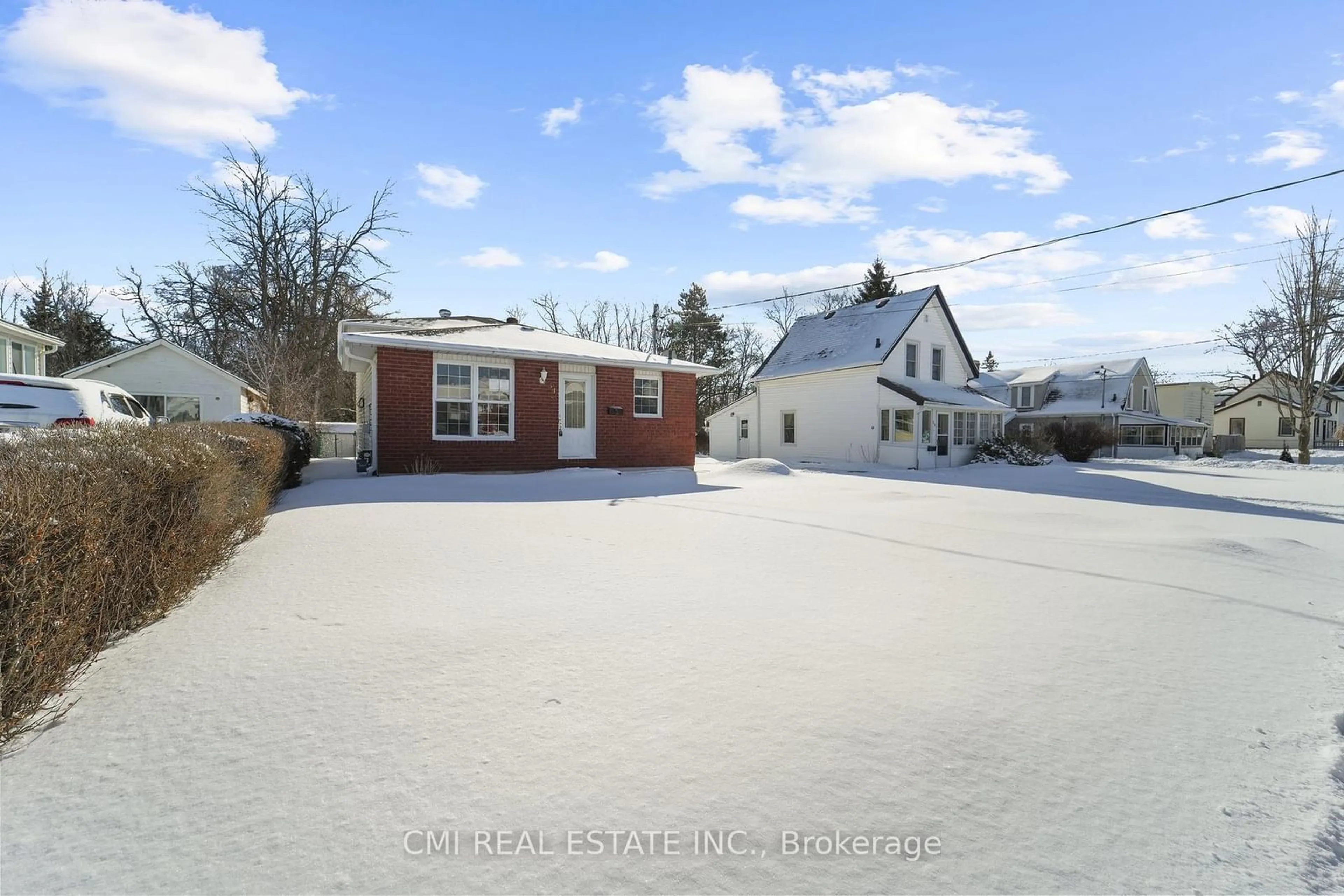 A pic from outside/outdoor area/front of a property/back of a property/a pic from drone, street for 31 Front Ave, Brockville Ontario K6V 1V7