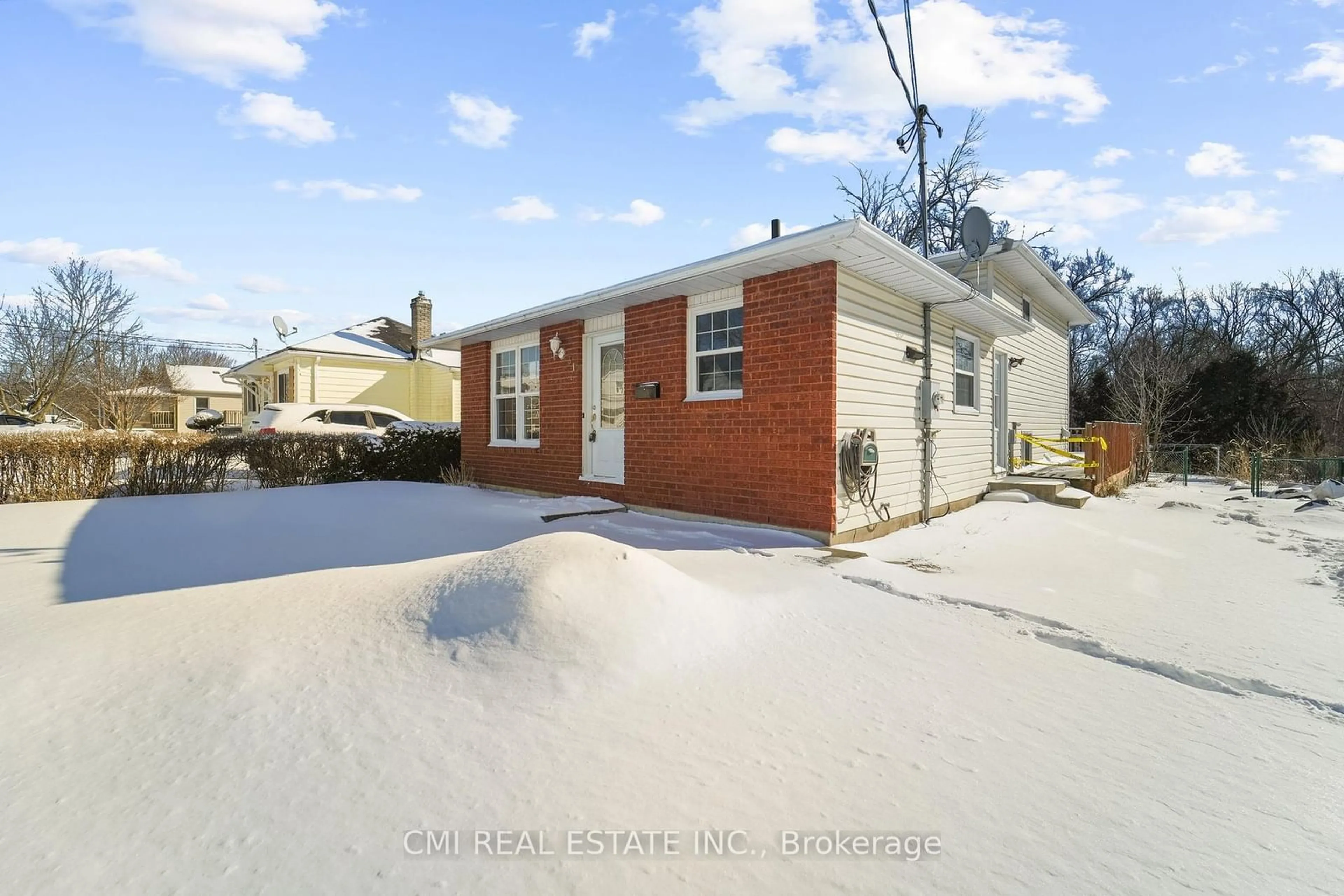 A pic from outside/outdoor area/front of a property/back of a property/a pic from drone, street for 31 Front Ave, Brockville Ontario K6V 1V7