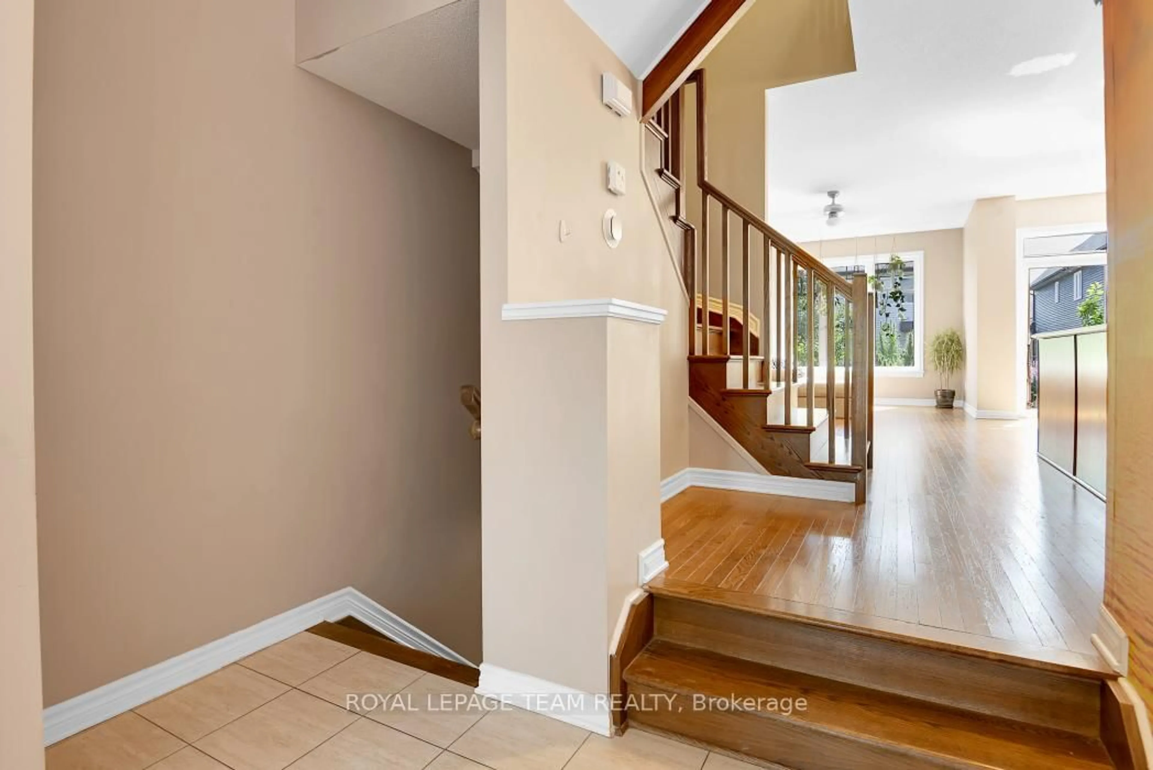 Indoor entryway for 727 HAZELNUT Cres, Blossom Park - Airport and Area Ontario K1T 0K3