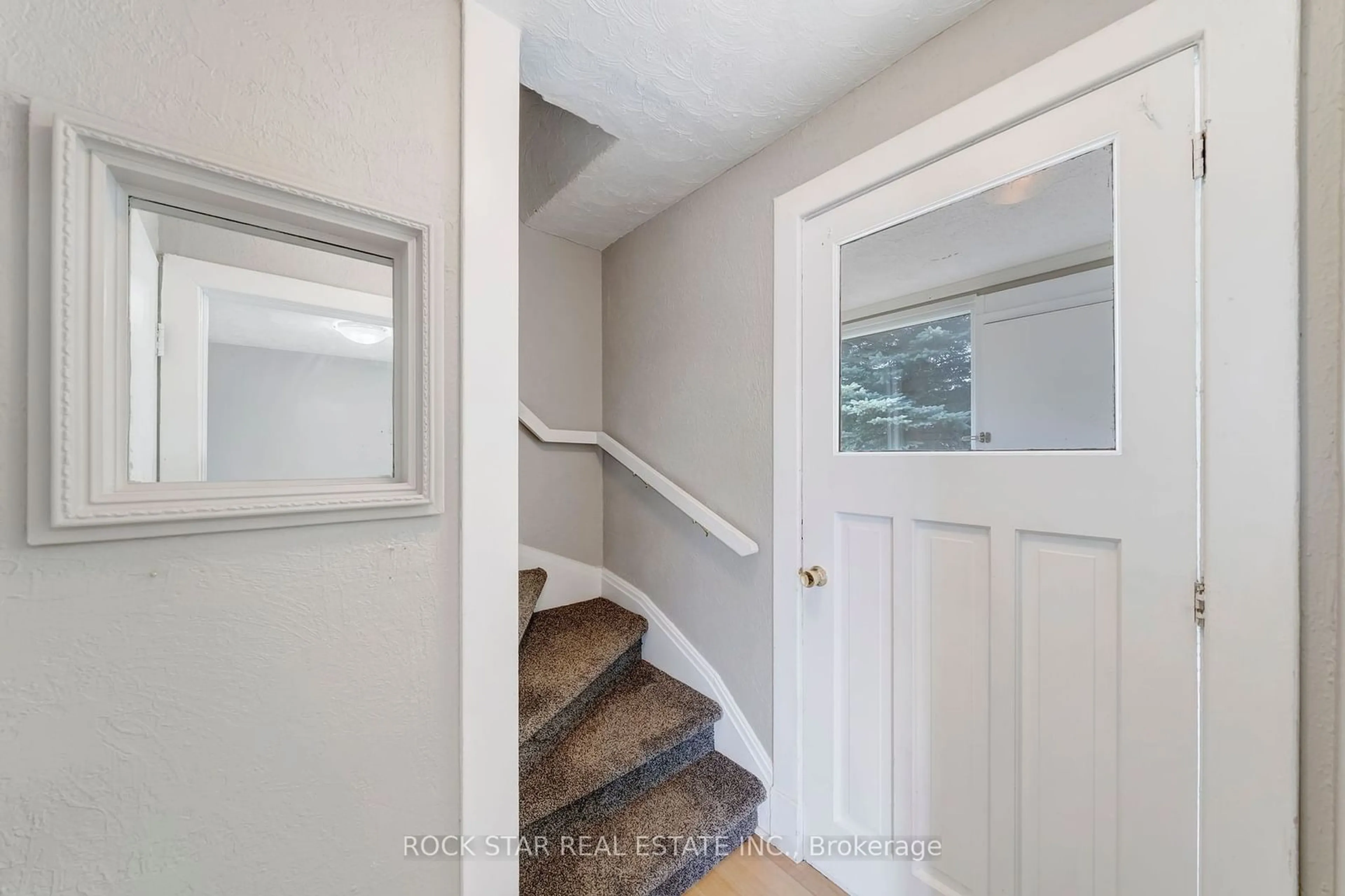 Indoor entryway for 227 Fairway Rd, Kitchener Ontario N2A 2N7