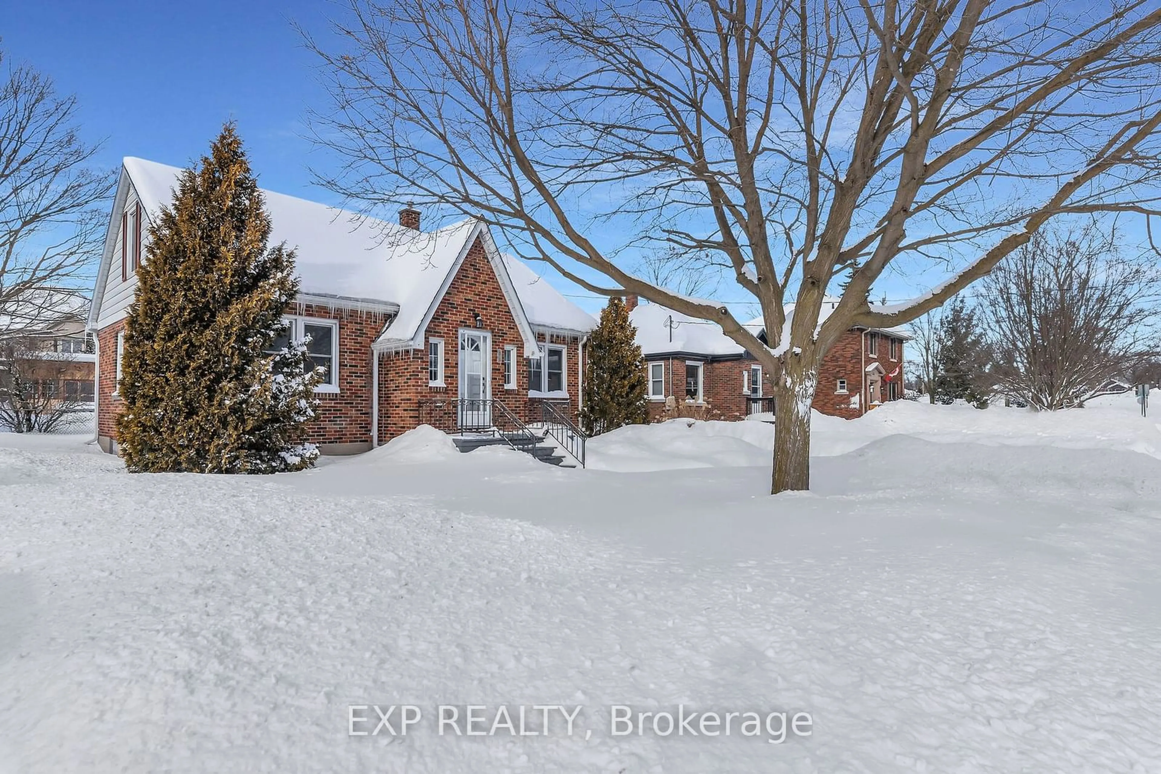 A pic from outside/outdoor area/front of a property/back of a property/a pic from drone, street for 473 Brant St, Woodstock Ontario N4S 5J3