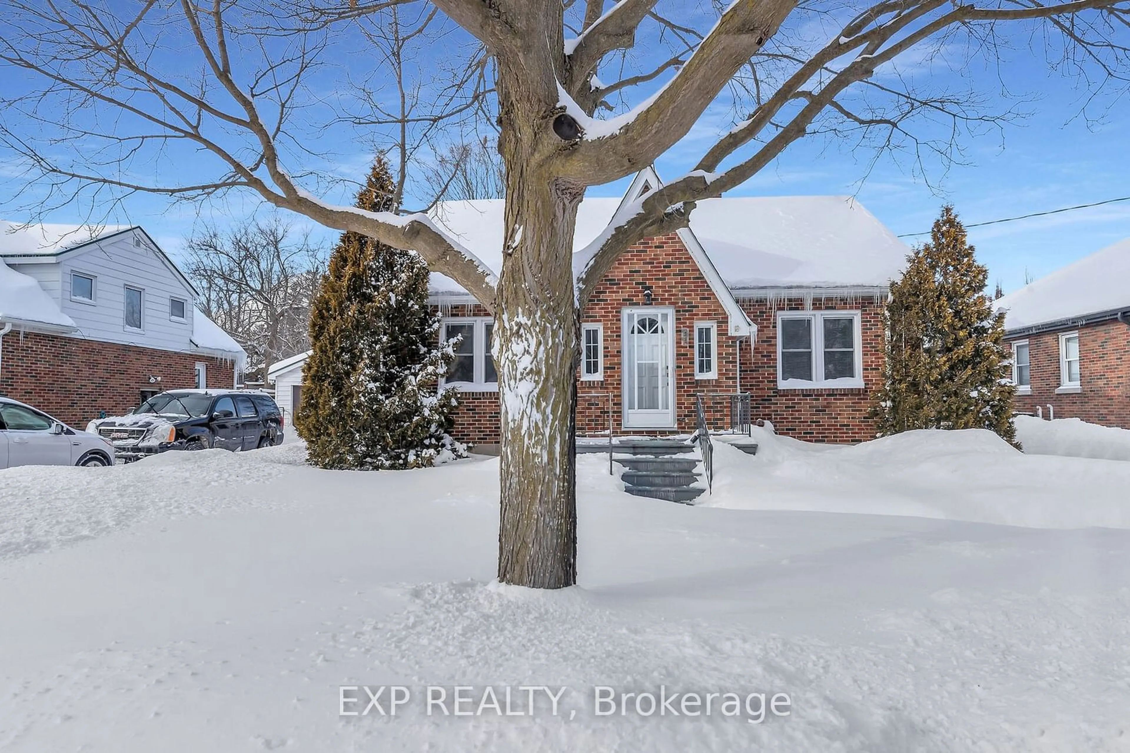 A pic from outside/outdoor area/front of a property/back of a property/a pic from drone, street for 473 Brant St, Woodstock Ontario N4S 5J3