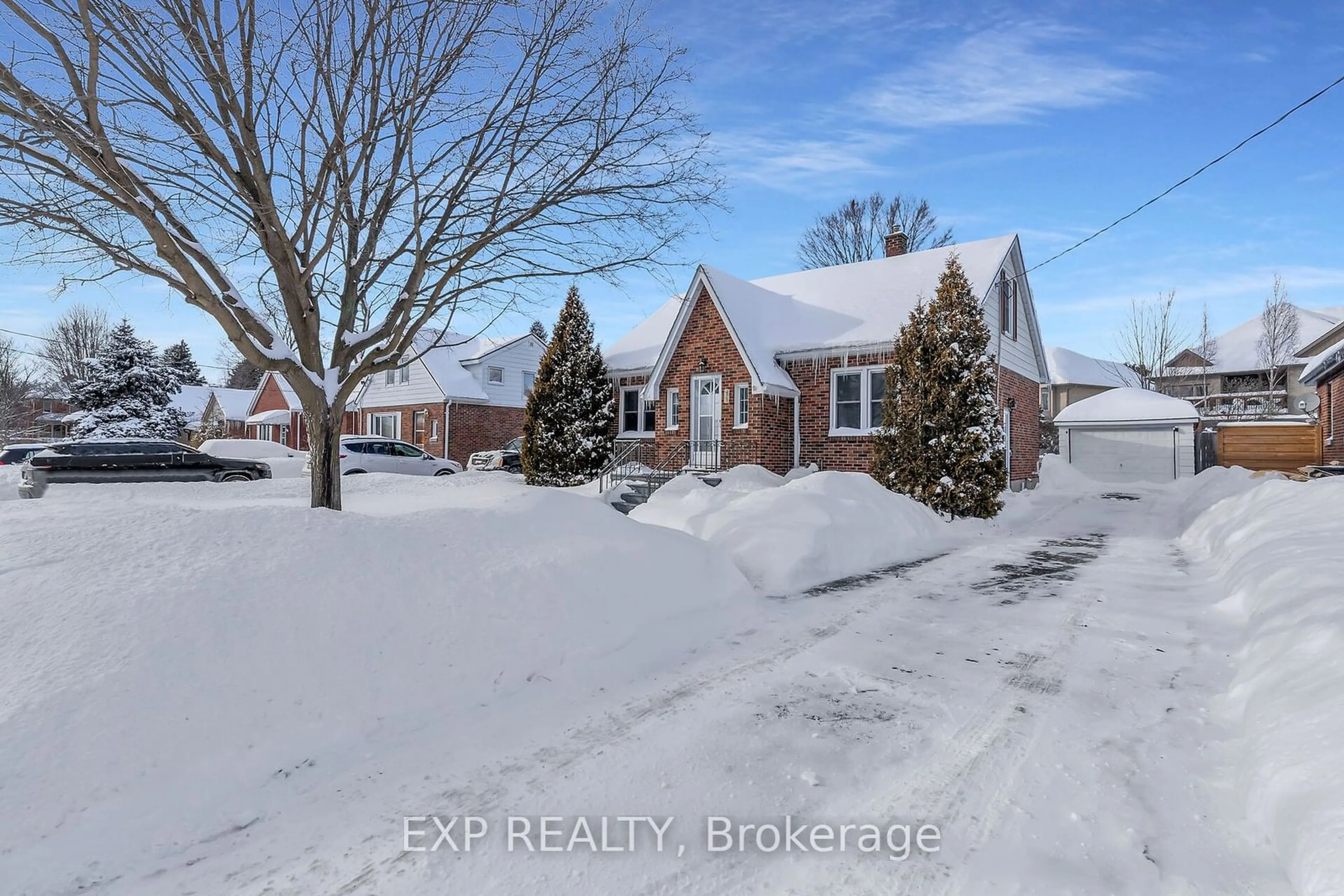 A pic from outside/outdoor area/front of a property/back of a property/a pic from drone, street for 473 Brant St, Woodstock Ontario N4S 5J3