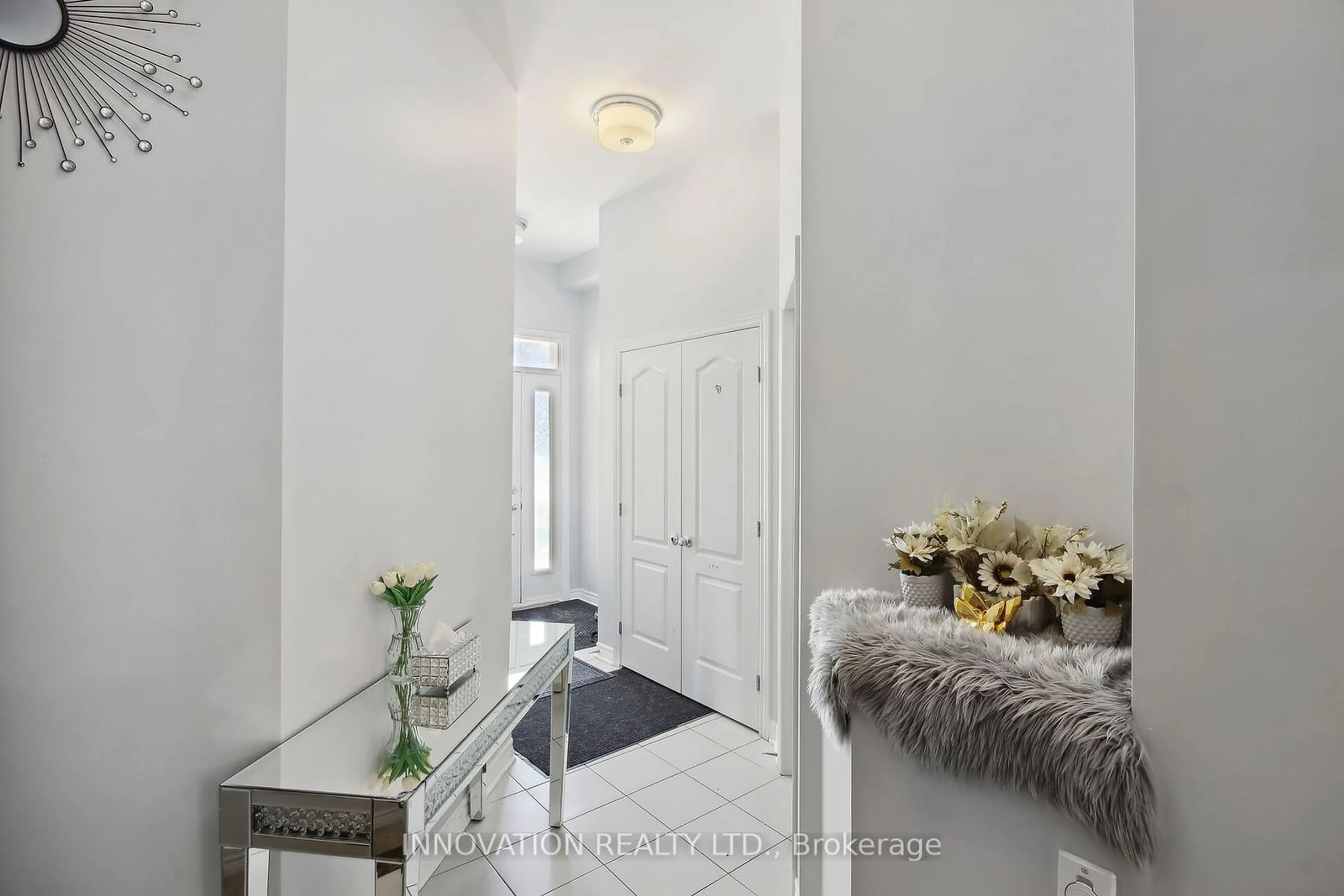 Indoor entryway for 517 Muscari St, Blossom Park - Airport and Area Ontario K1T 0S3