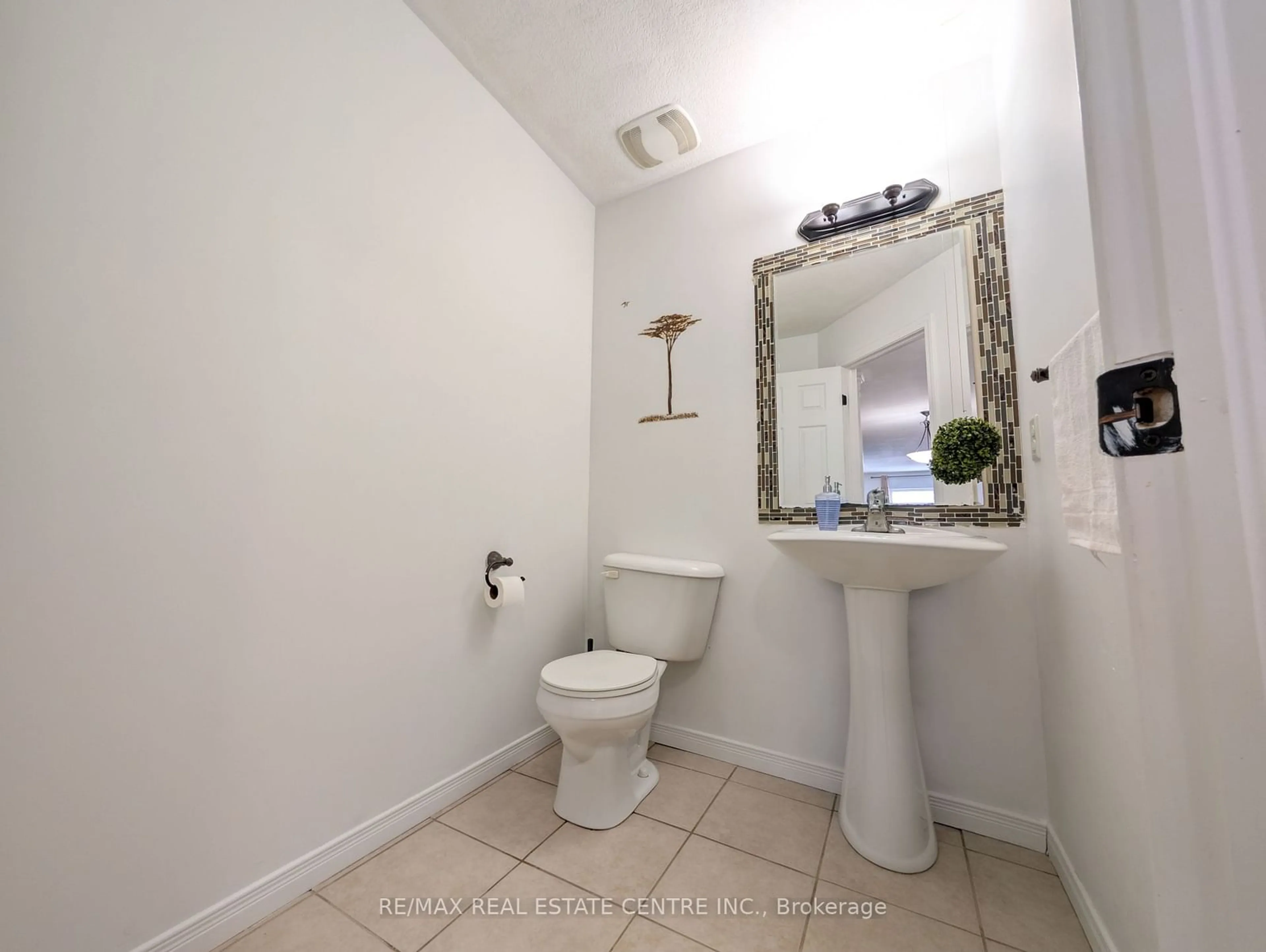 Standard bathroom, unknown for 434 Woodbine Ave, Kitchener Ontario N2R 0A6