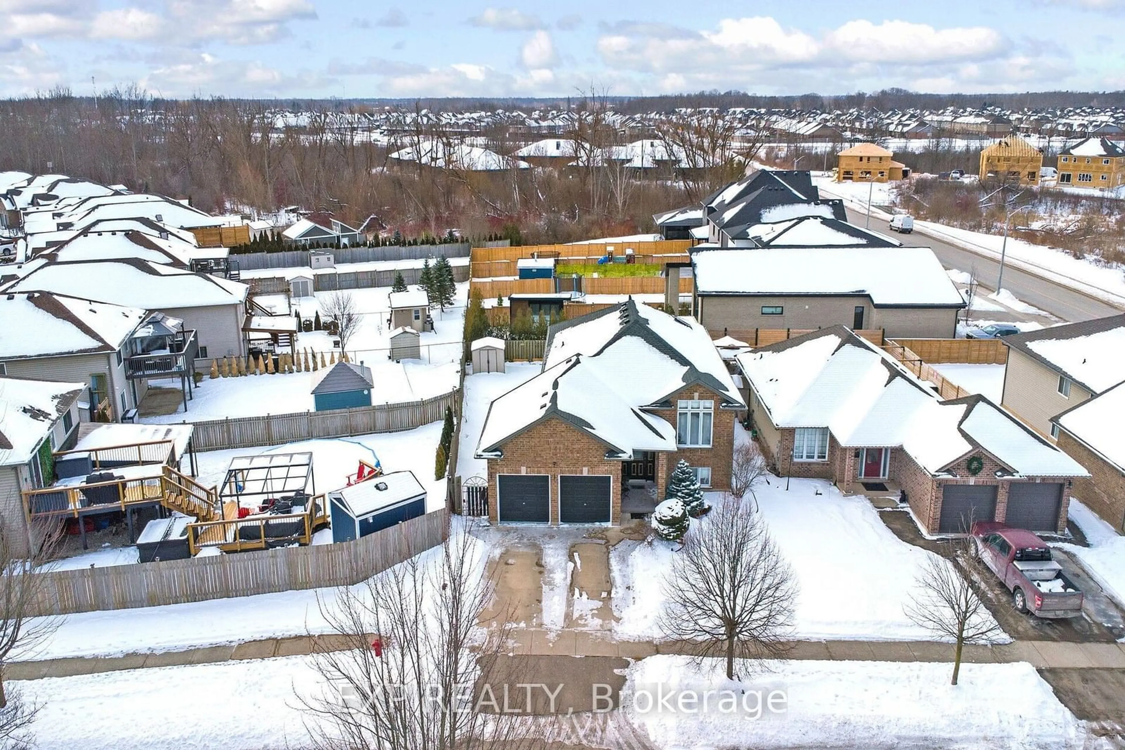 A pic from outside/outdoor area/front of a property/back of a property/a pic from drone, street for 7 Lynbrook Lane, Welland Ontario L3C 7M7