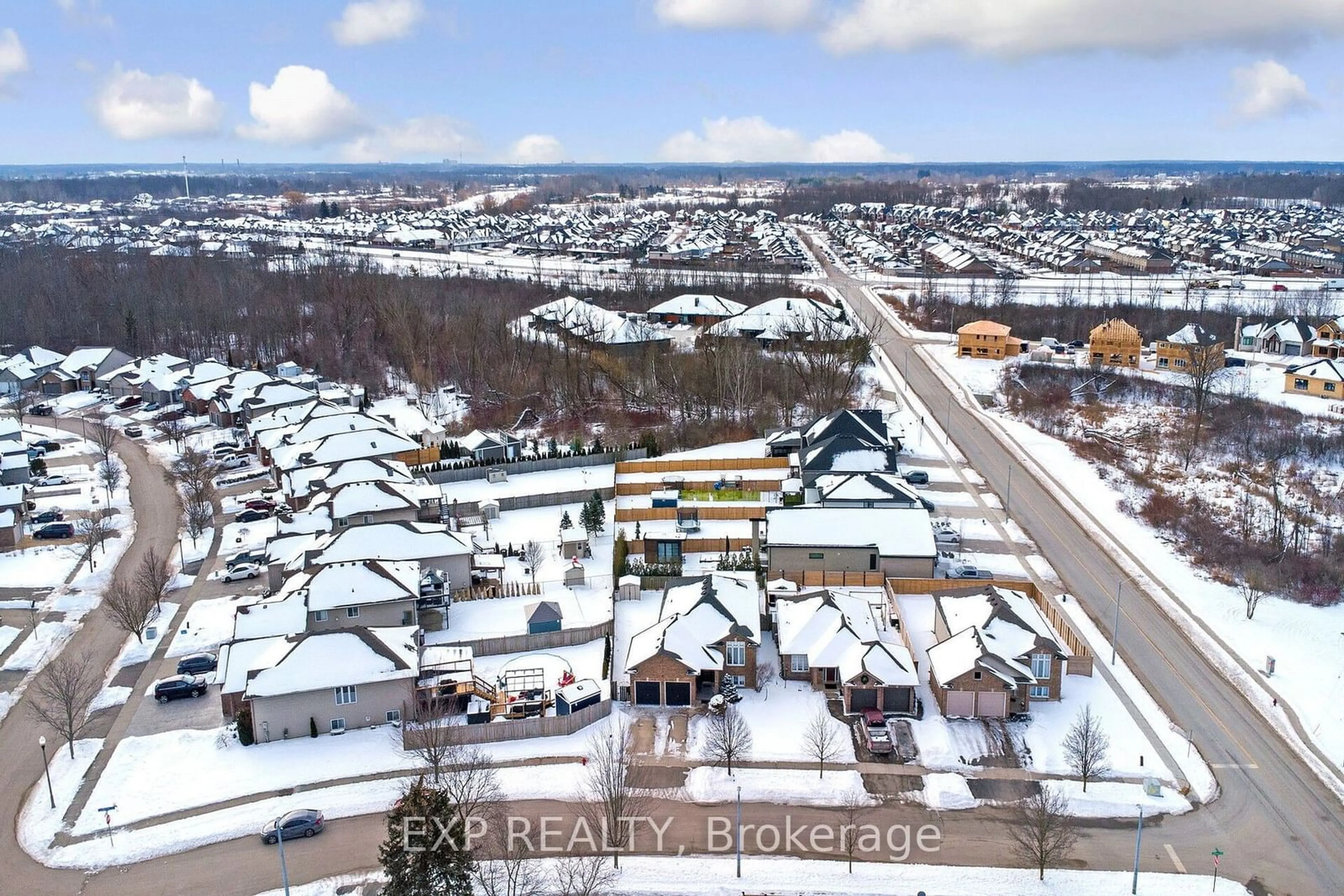 A pic from outside/outdoor area/front of a property/back of a property/a pic from drone, unknown for 7 Lynbrook Lane, Welland Ontario L3C 7M7