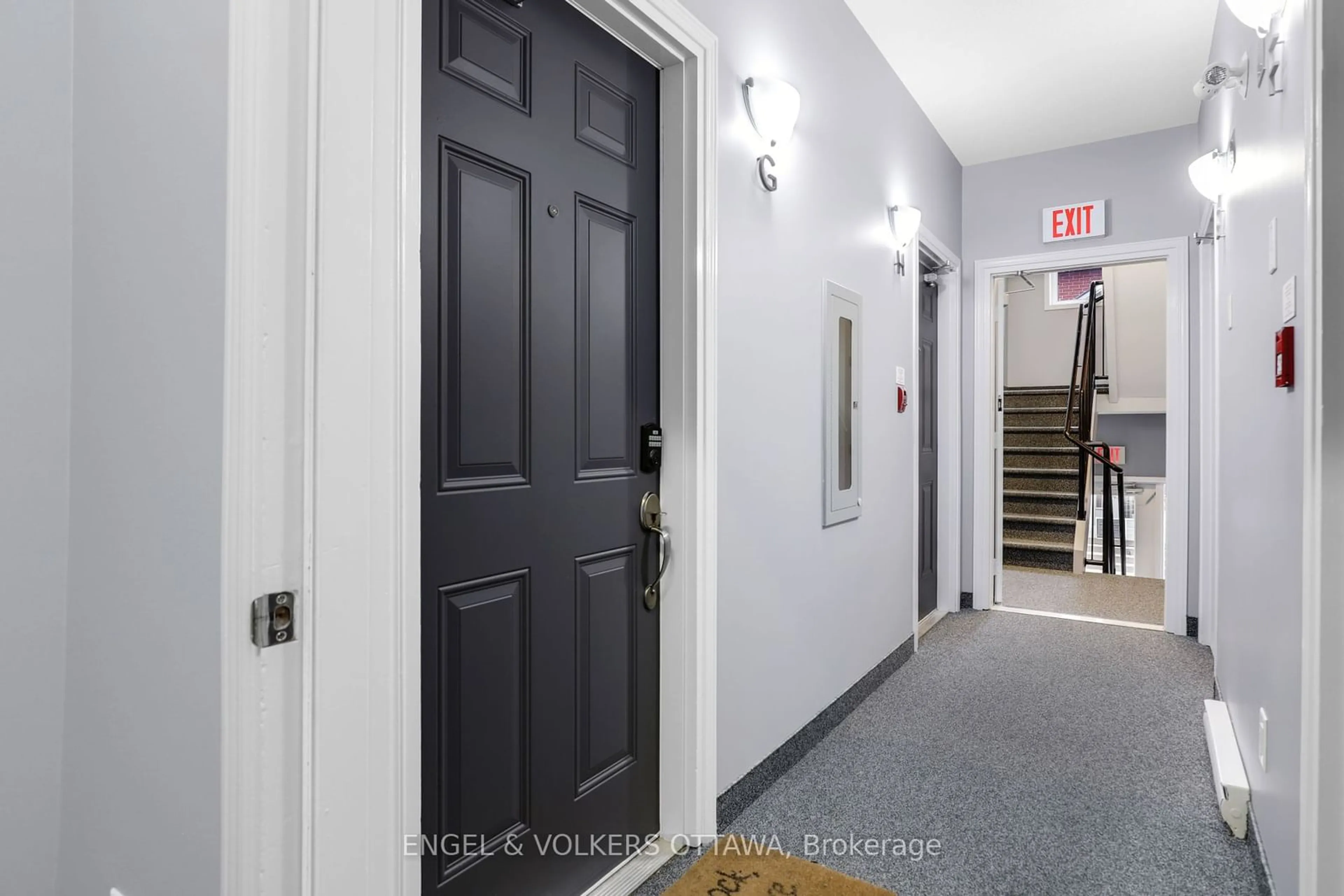 Indoor foyer for 240 Meilleur #G, Vanier and Kingsview Park Ontario K1L 0A3