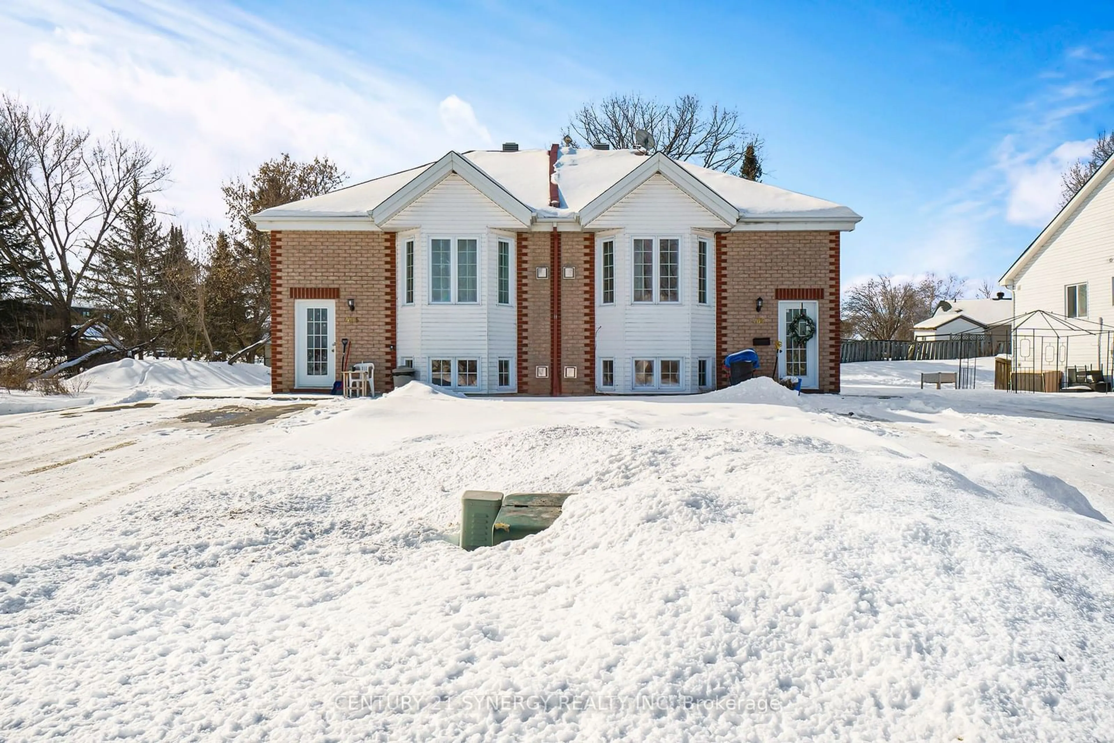 A pic from outside/outdoor area/front of a property/back of a property/a pic from drone, building for 403-409 Yves St, Clarence-Rockland Ontario K4K 0A8