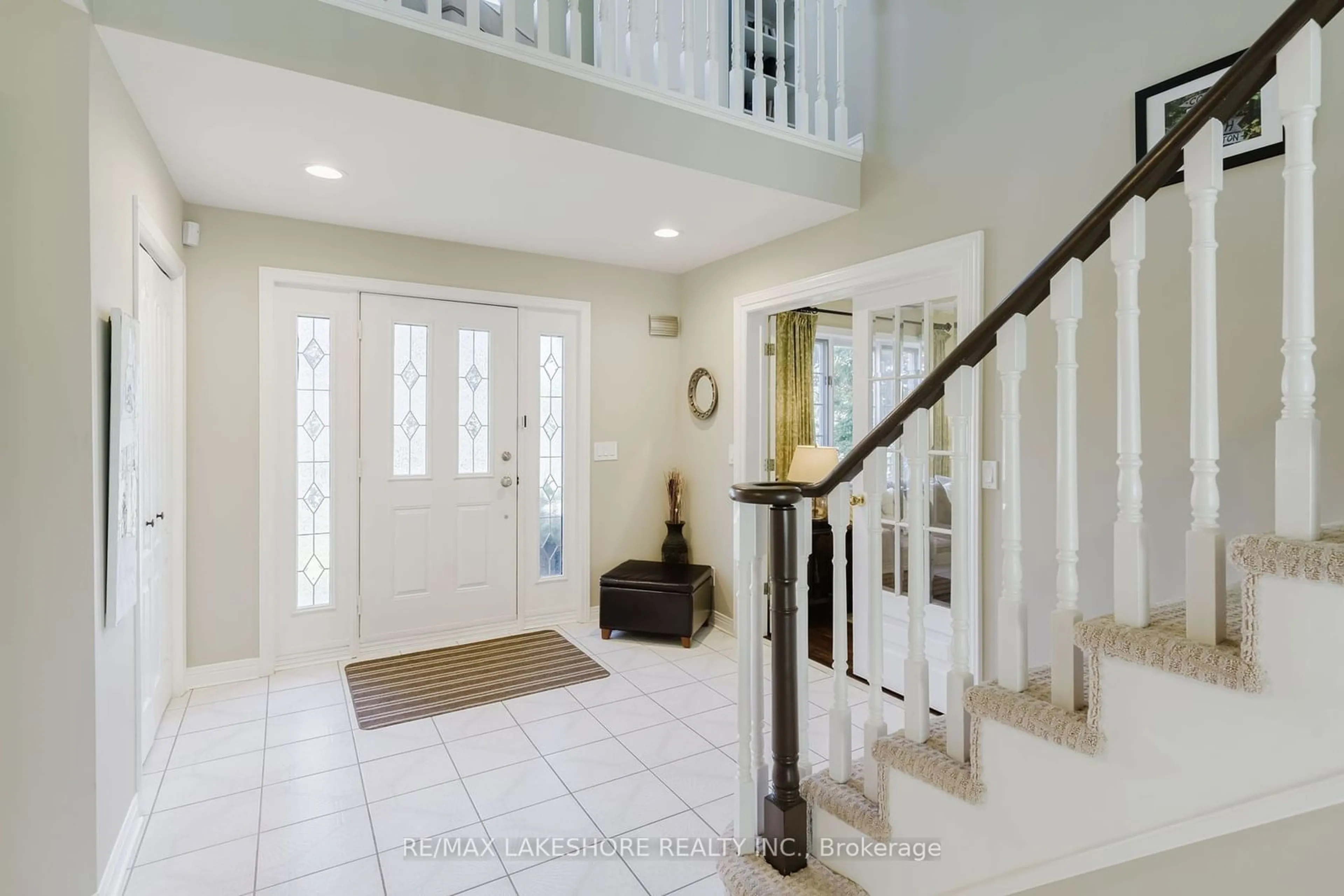 Indoor foyer for 46 Stoneridge Rd, Hamilton Township Ontario K9A 4J9