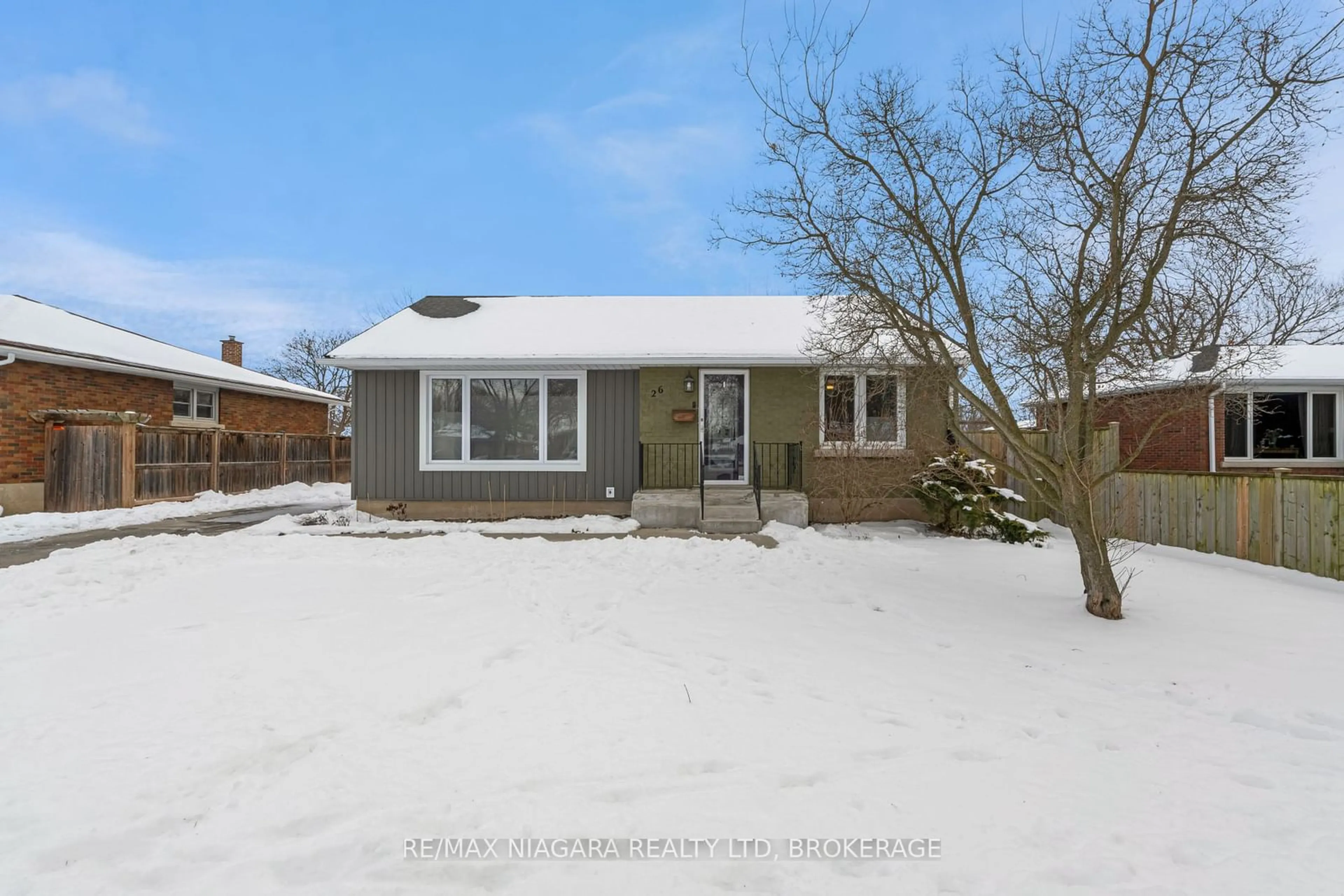 A pic from outside/outdoor area/front of a property/back of a property/a pic from drone, street for 26 Woodcroft Cres, Welland Ontario L3C 2H7