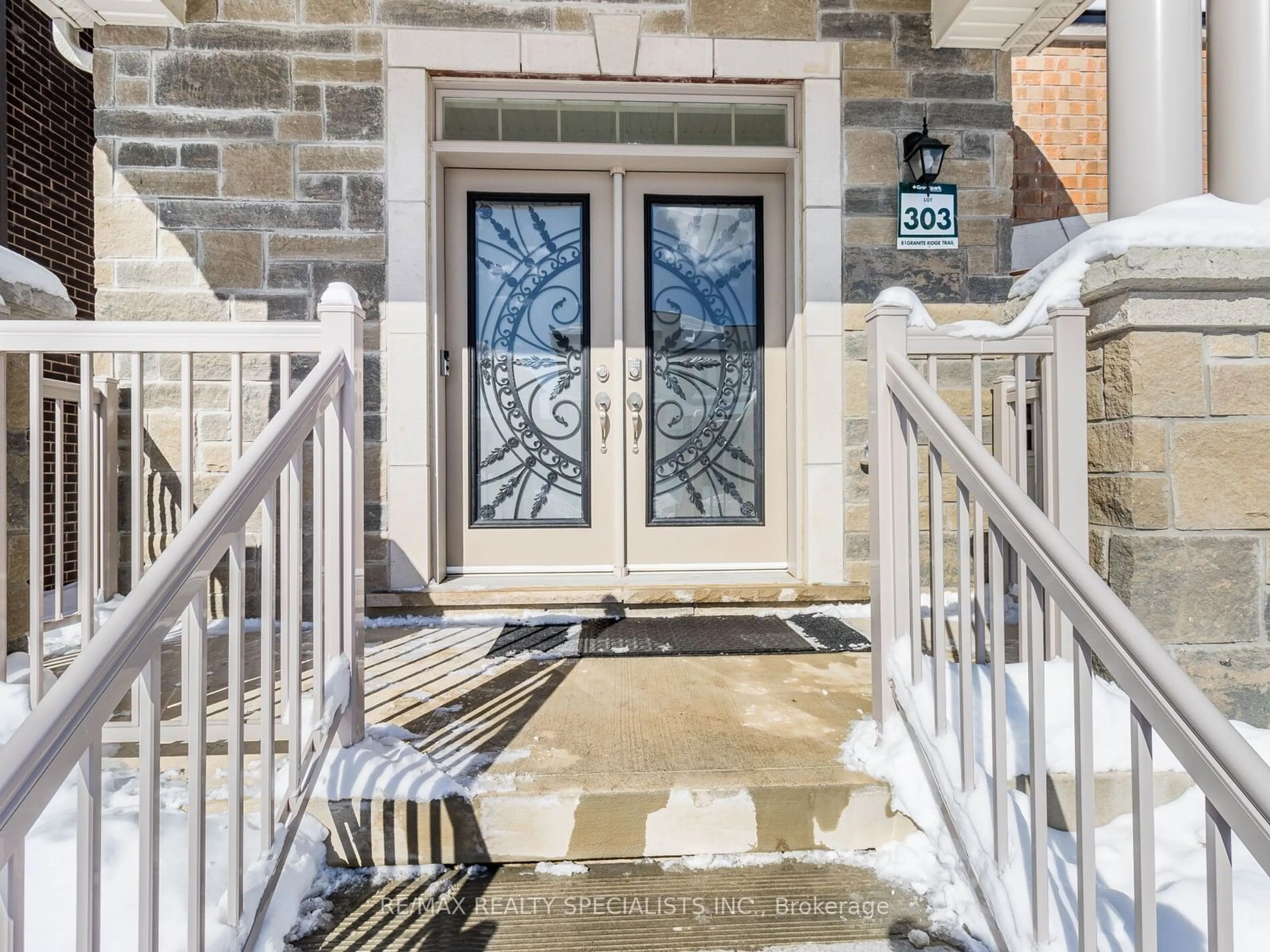 Indoor foyer for 81 Granite Ridge Tr, Hamilton Ontario L8B 1Y6