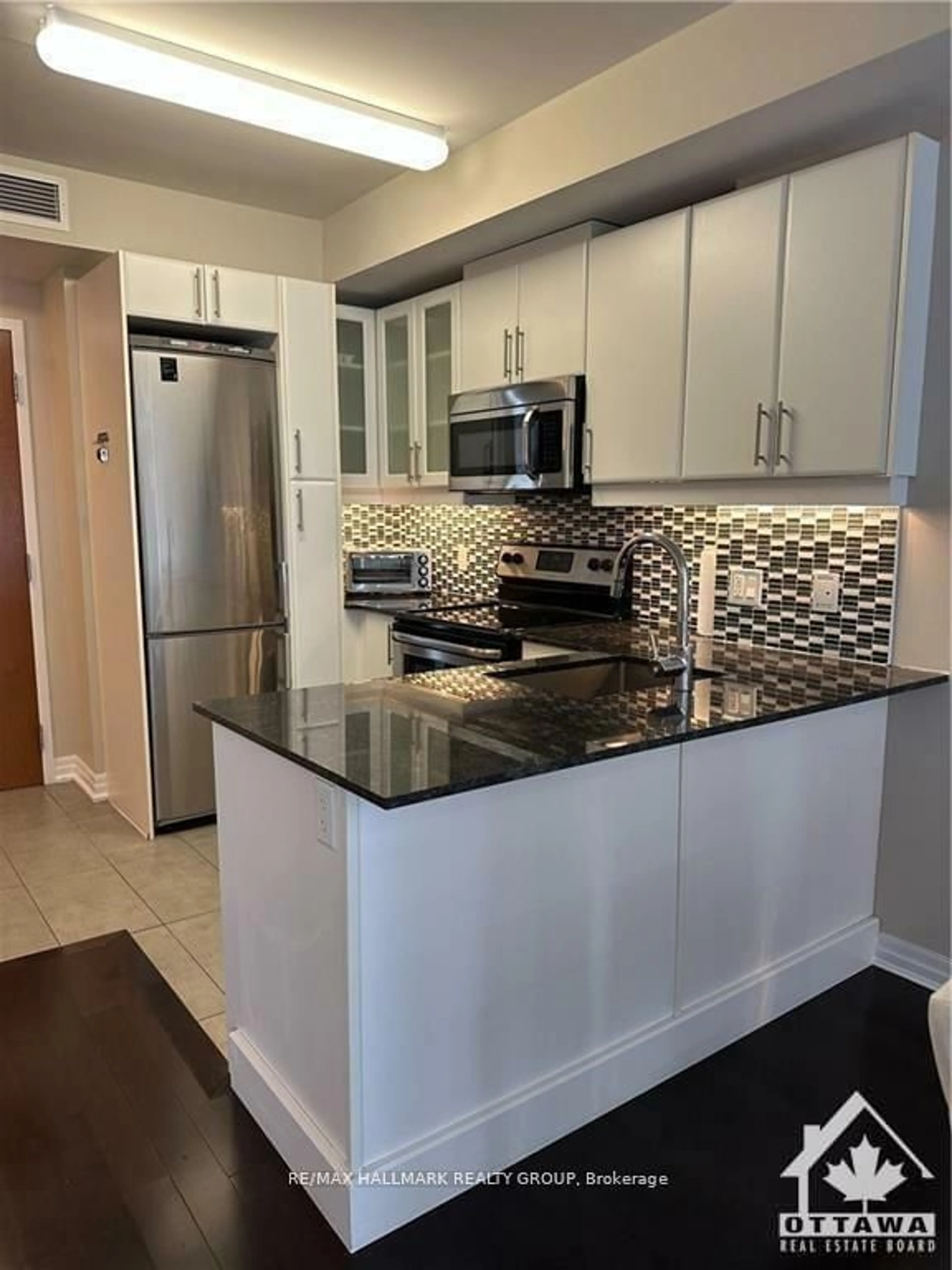 Standard kitchen, ceramic/tile floor for 242 RIDEAU St #2307, Ottawa Ontario K1N 0B7