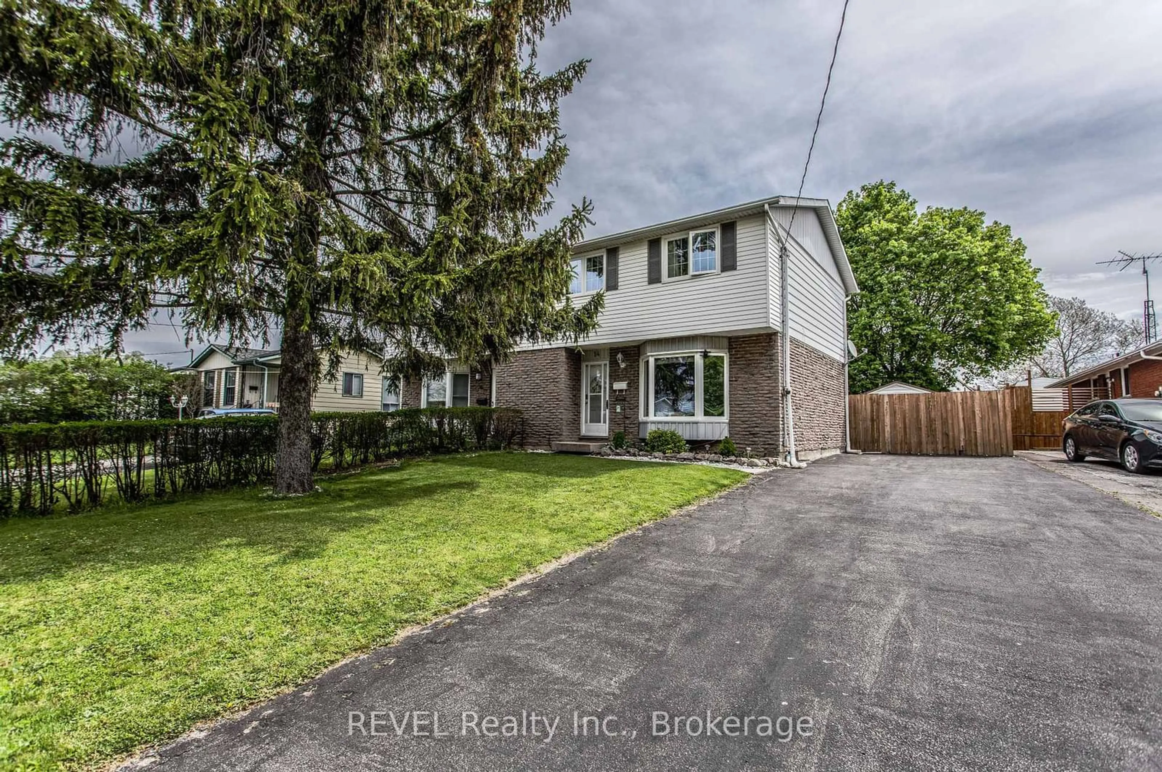 A pic from outside/outdoor area/front of a property/back of a property/a pic from drone, street for 14 HILL PARK Lane, St. Catharines Ontario L2N 1C6