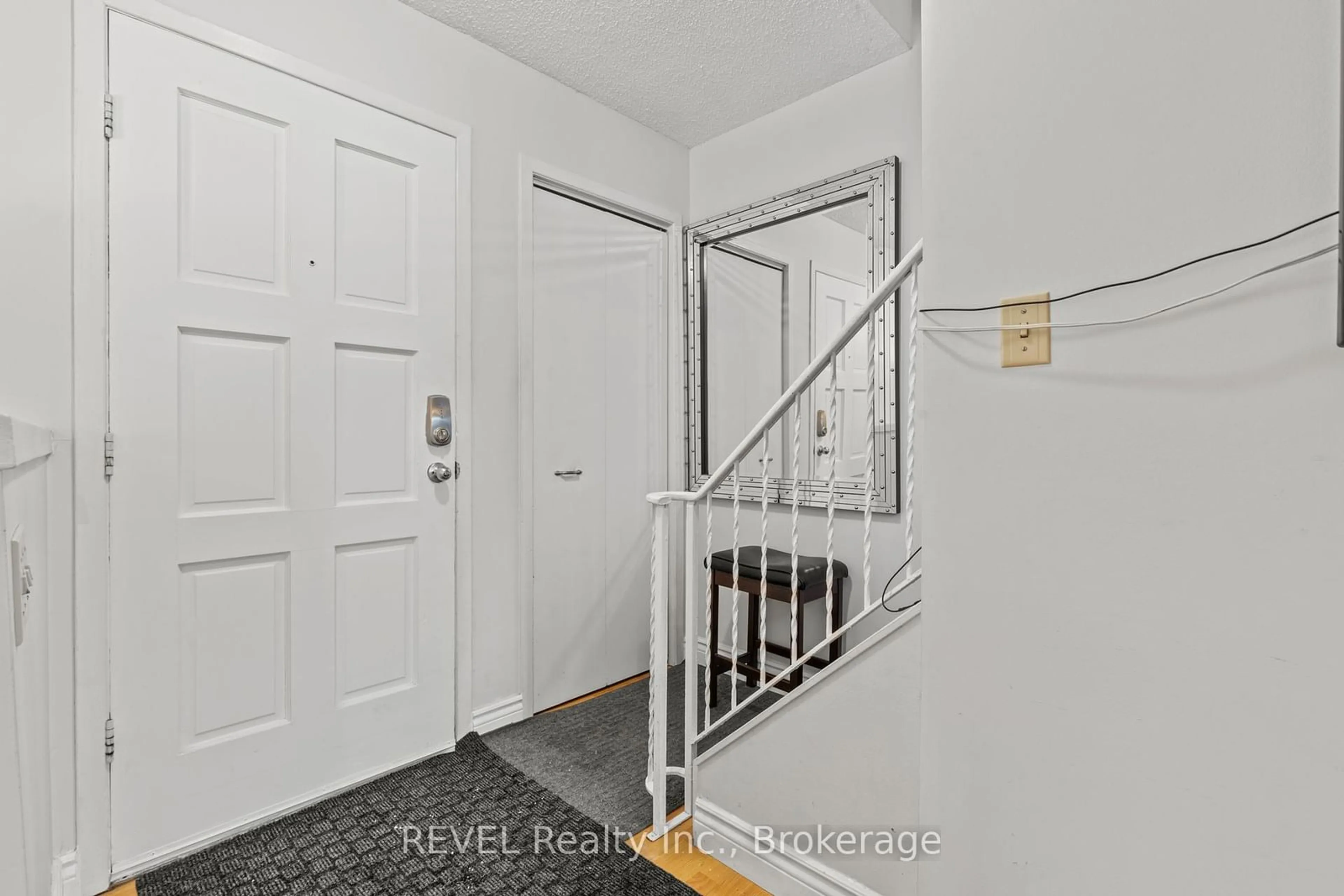 Indoor entryway for 14 HILL PARK Lane, St. Catharines Ontario L2N 1C6