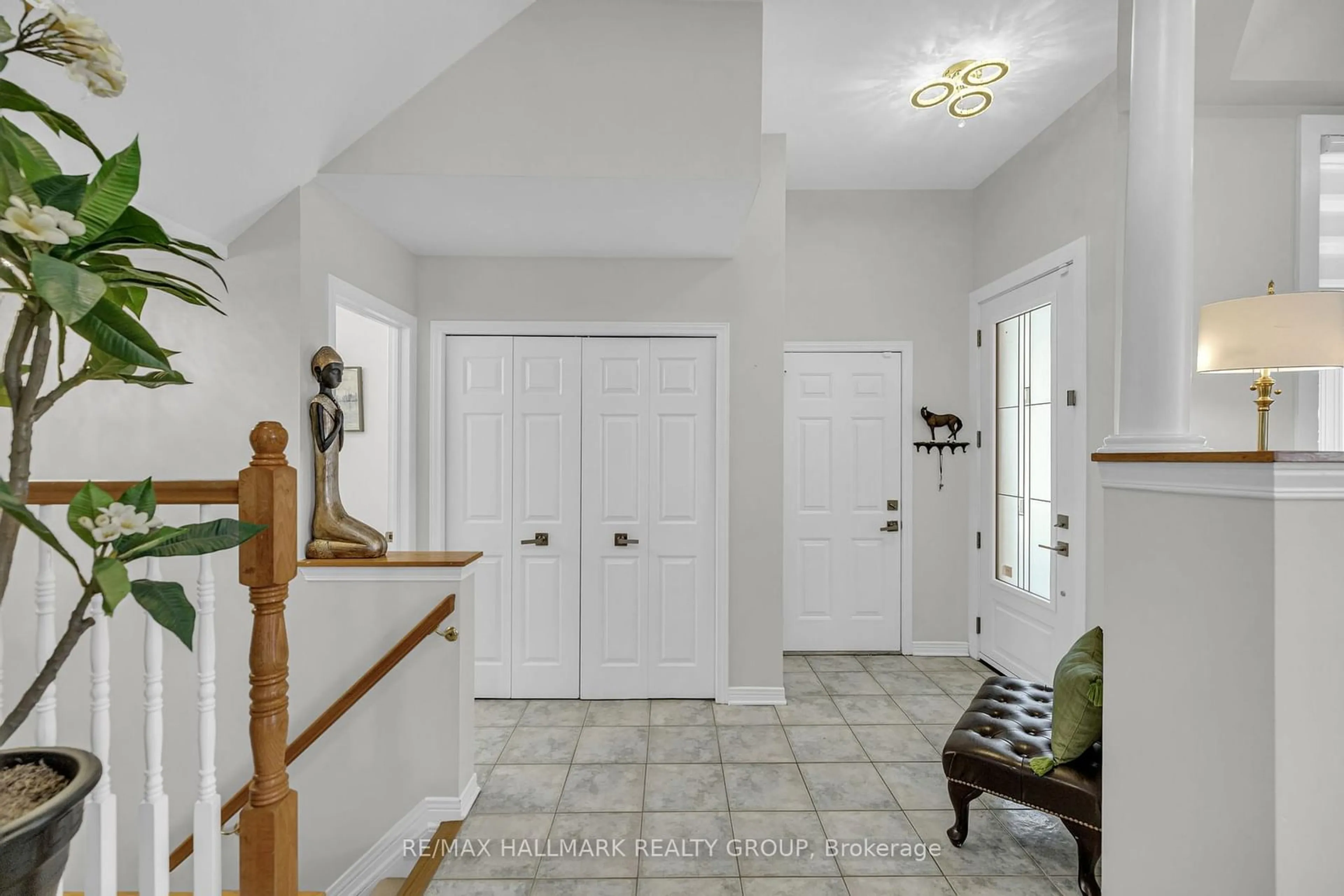 Indoor entryway for 10 Sutcliffe Terr, Barrhaven Ontario K2J 4R3