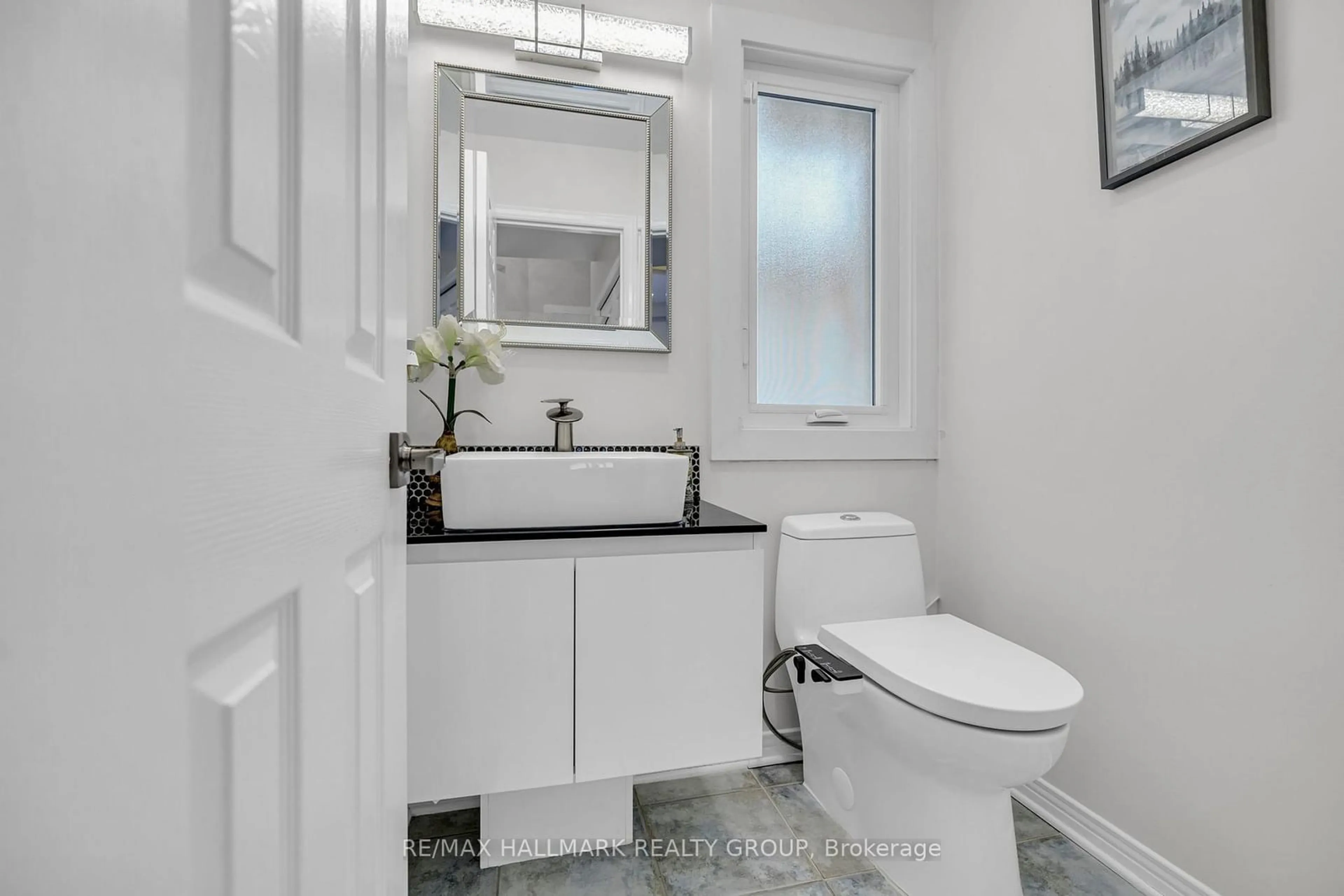 Standard bathroom, ceramic/tile floor for 10 Sutcliffe Terr, Barrhaven Ontario K2J 4R3