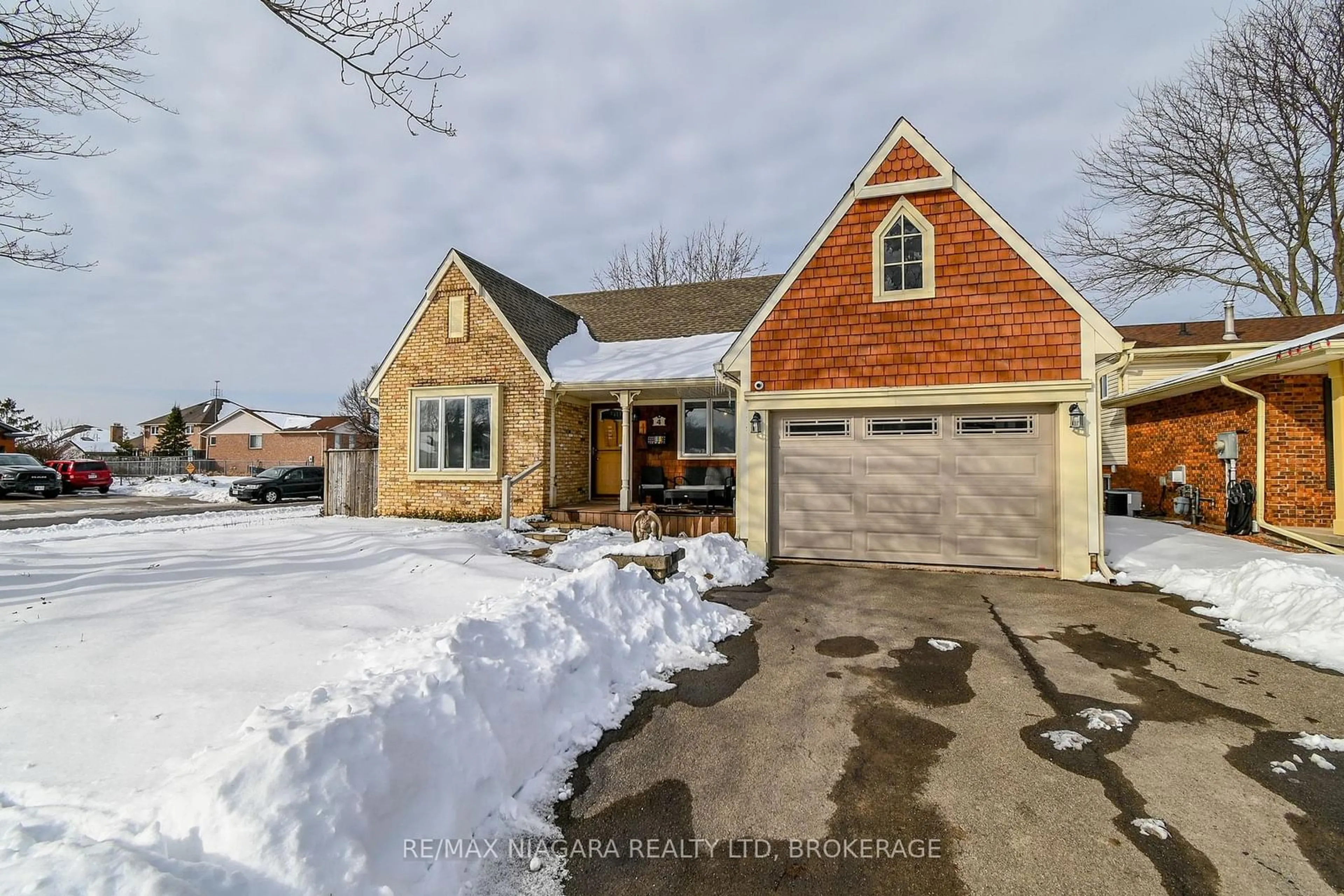 Home with brick exterior material, street for 4 Cedarvale Cres, Welland Ontario L3C 6V2