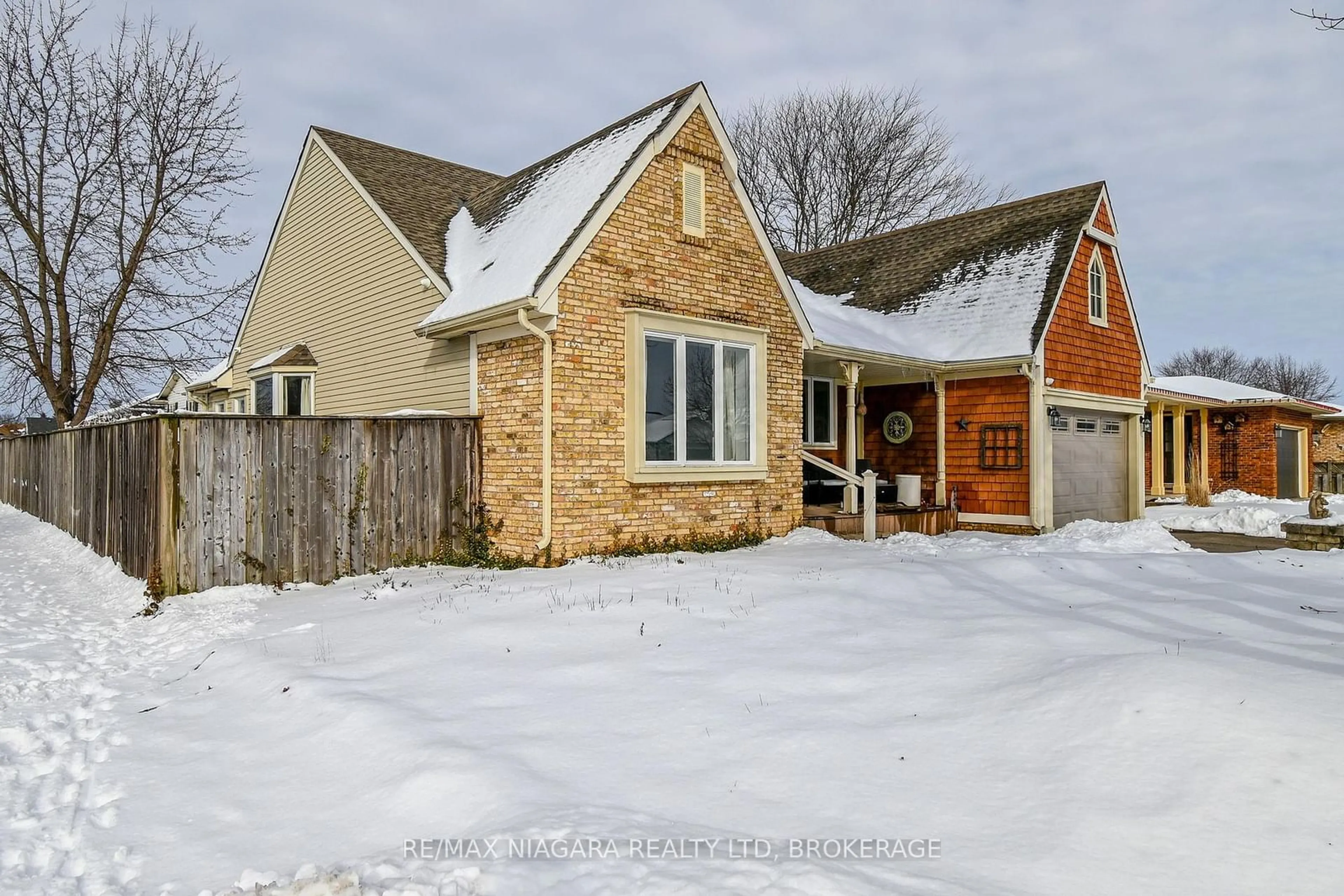 Home with brick exterior material, street for 4 Cedarvale Cres, Welland Ontario L3C 6V2