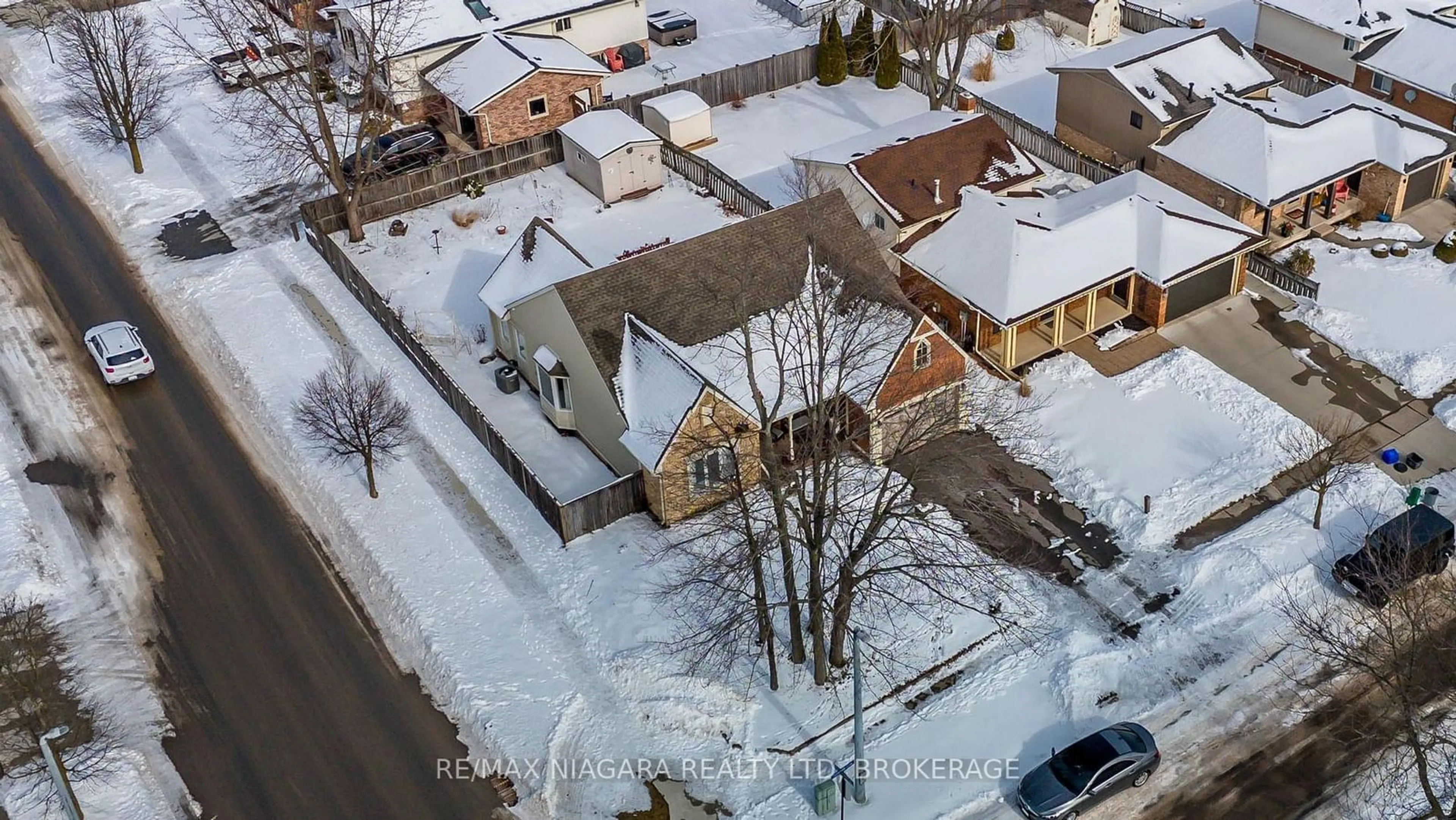 A pic from outside/outdoor area/front of a property/back of a property/a pic from drone, street for 4 Cedarvale Cres, Welland Ontario L3C 6V2