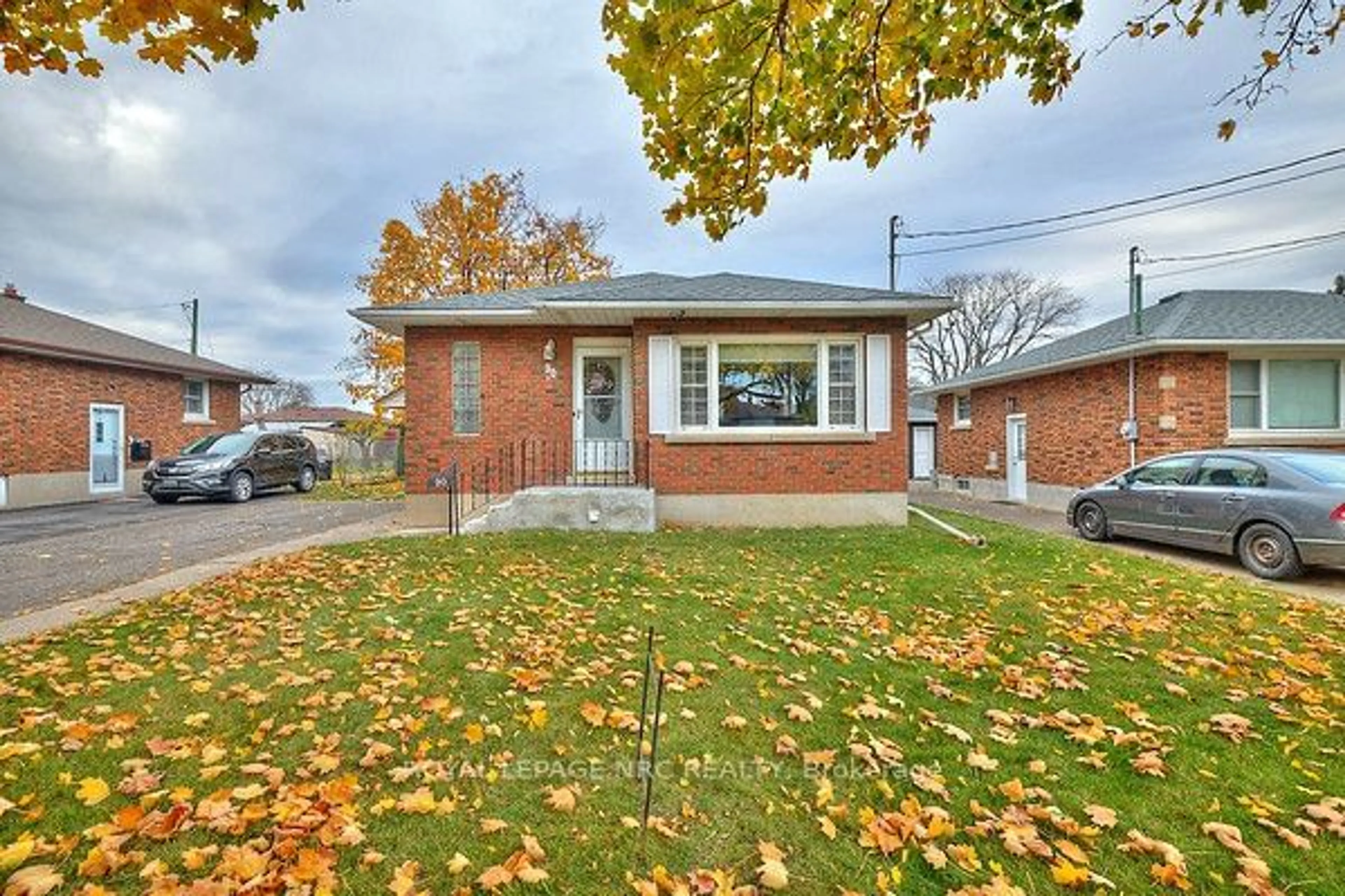 Home with brick exterior material, street for 90 Richmond St, Thorold Ontario L2V 3H1