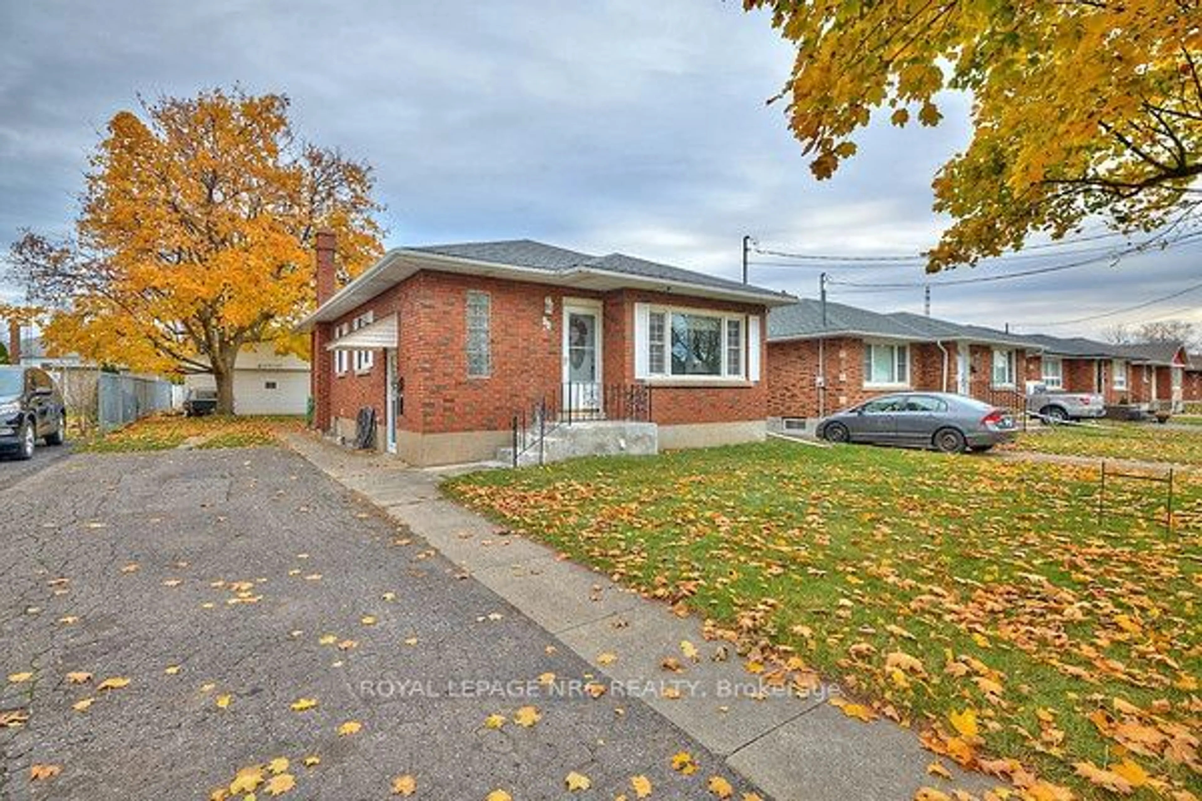 Home with brick exterior material, street for 90 Richmond St, Thorold Ontario L2V 3H1