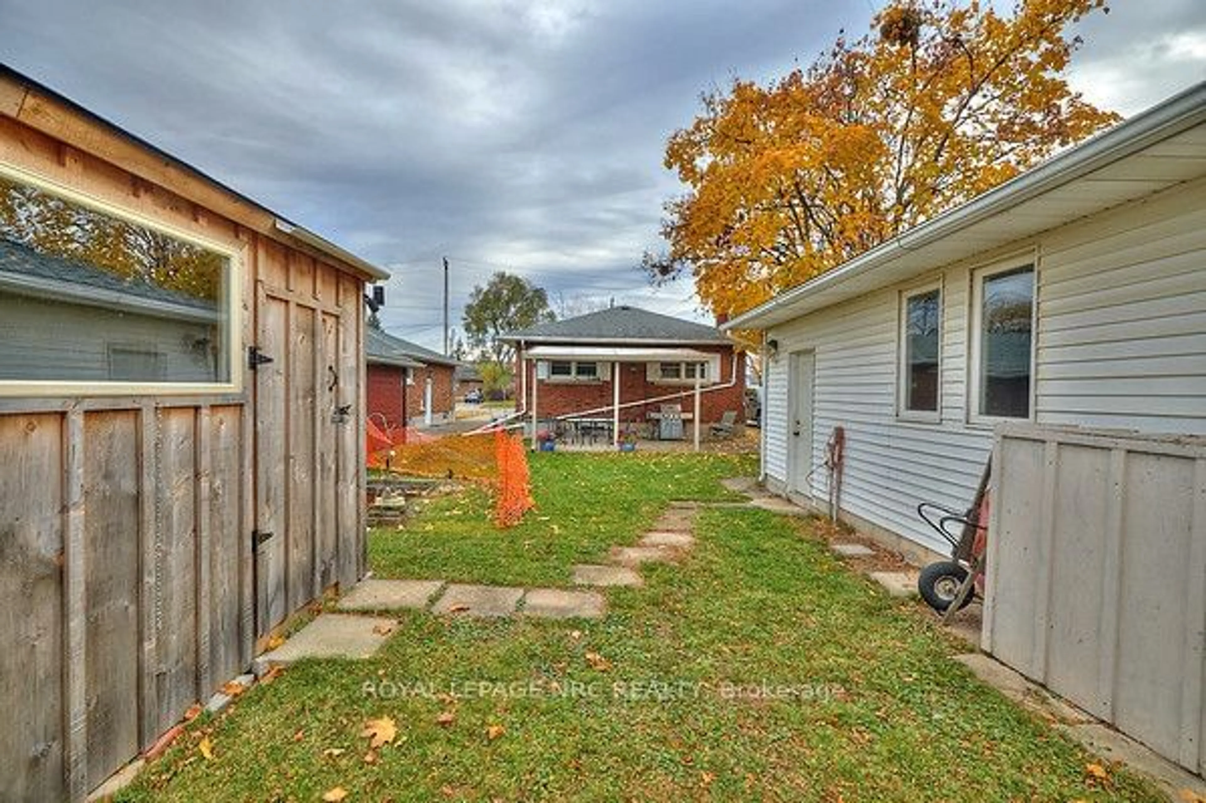 Patio, street for 90 Richmond St, Thorold Ontario L2V 3H1