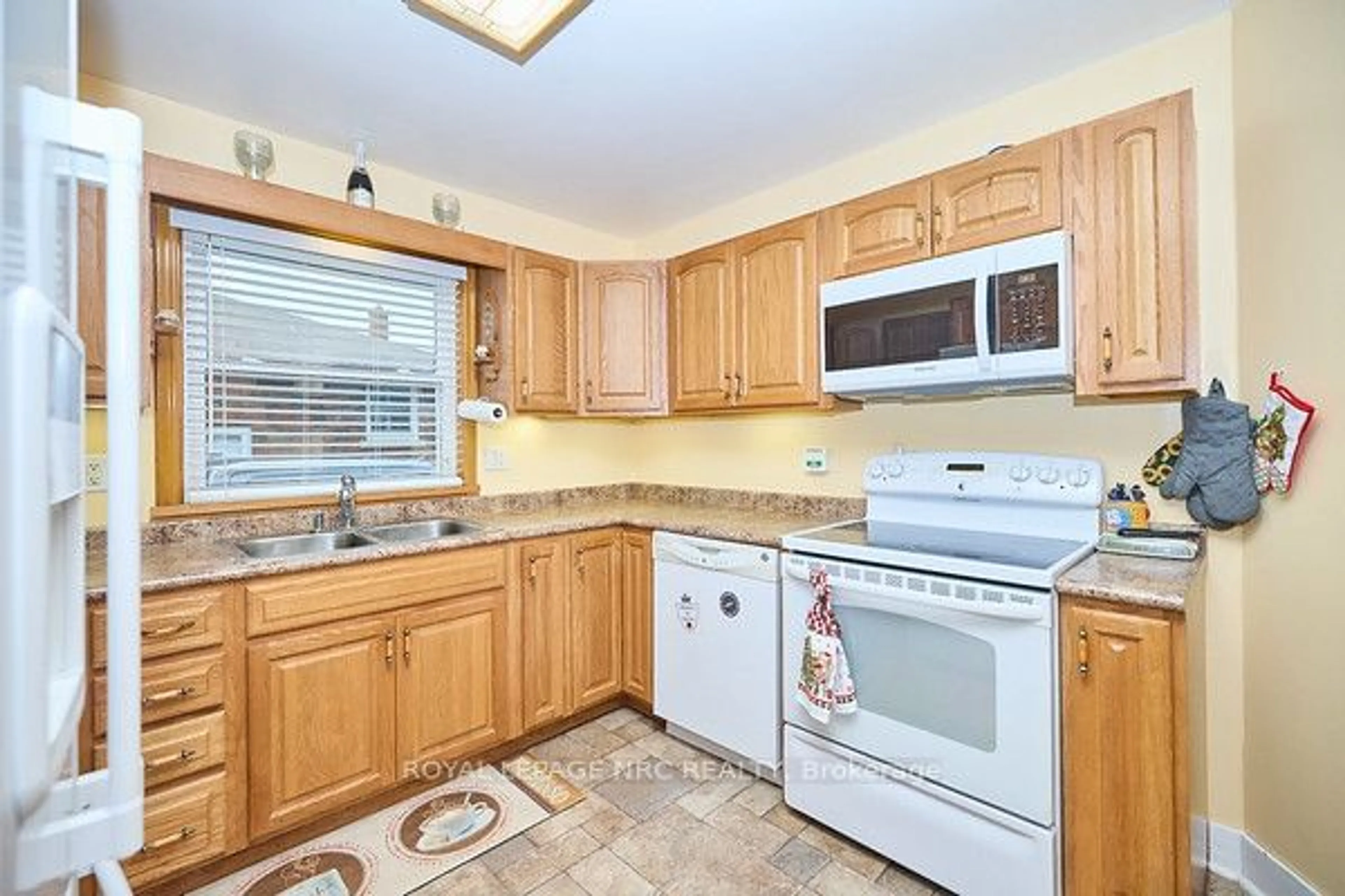 Standard kitchen, ceramic/tile floor for 90 Richmond St, Thorold Ontario L2V 3H1