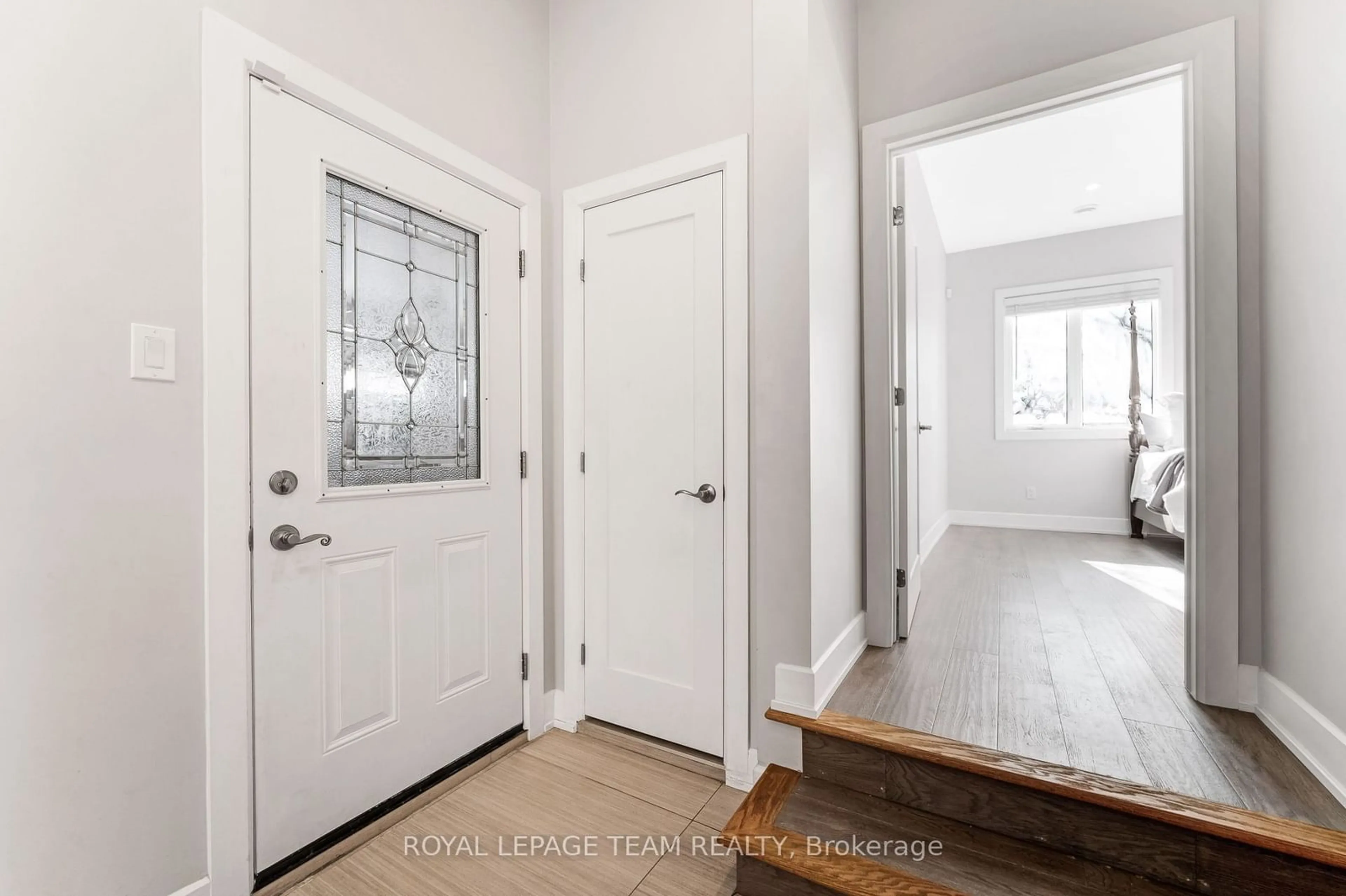 Indoor entryway for 1898 Barnhart Pl, Alta Vista and Area Ontario K1H 5B6