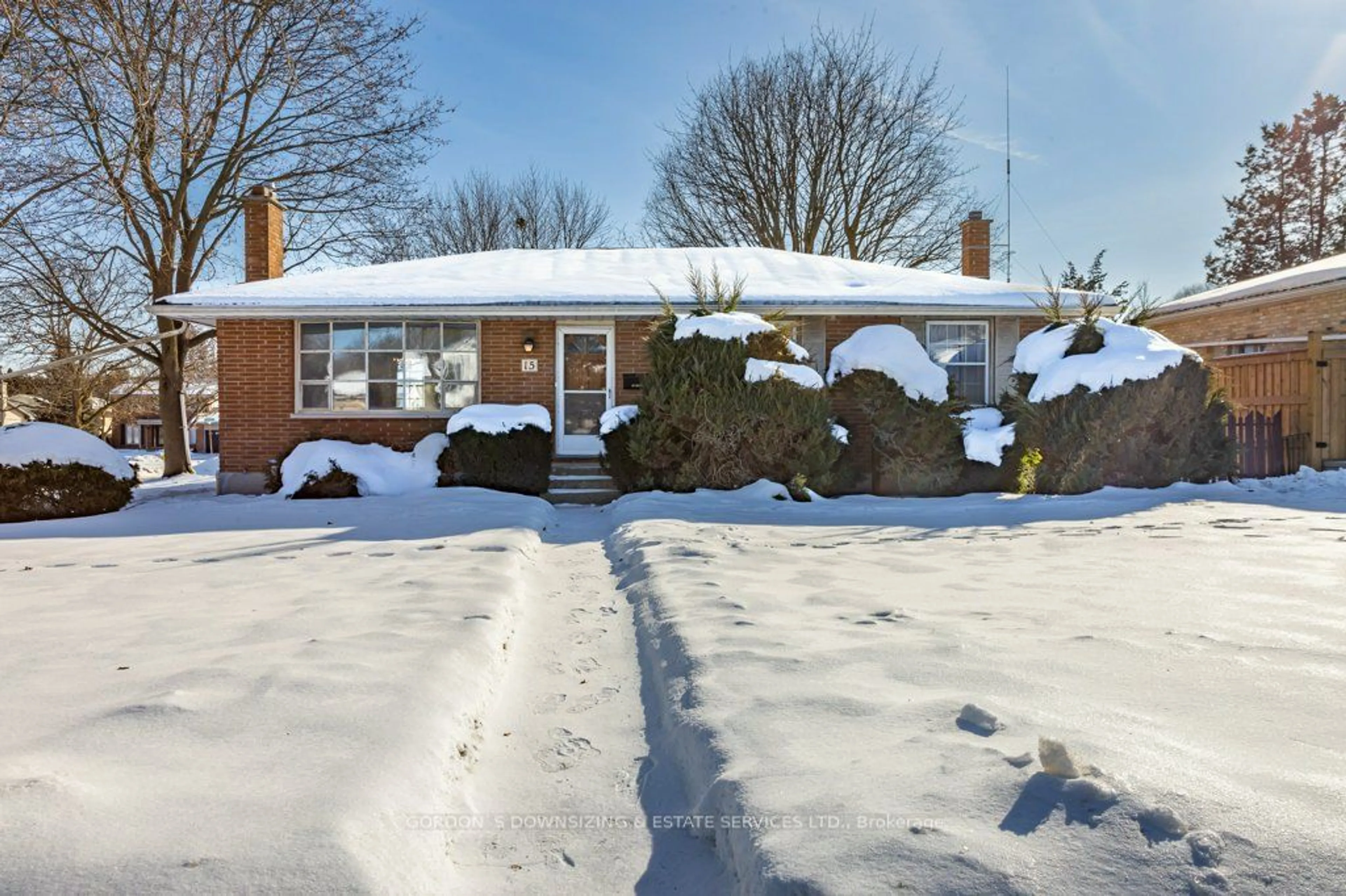 A pic from outside/outdoor area/front of a property/back of a property/a pic from drone, street for 15 Cumberland Cres, London Ontario N5X 1B7